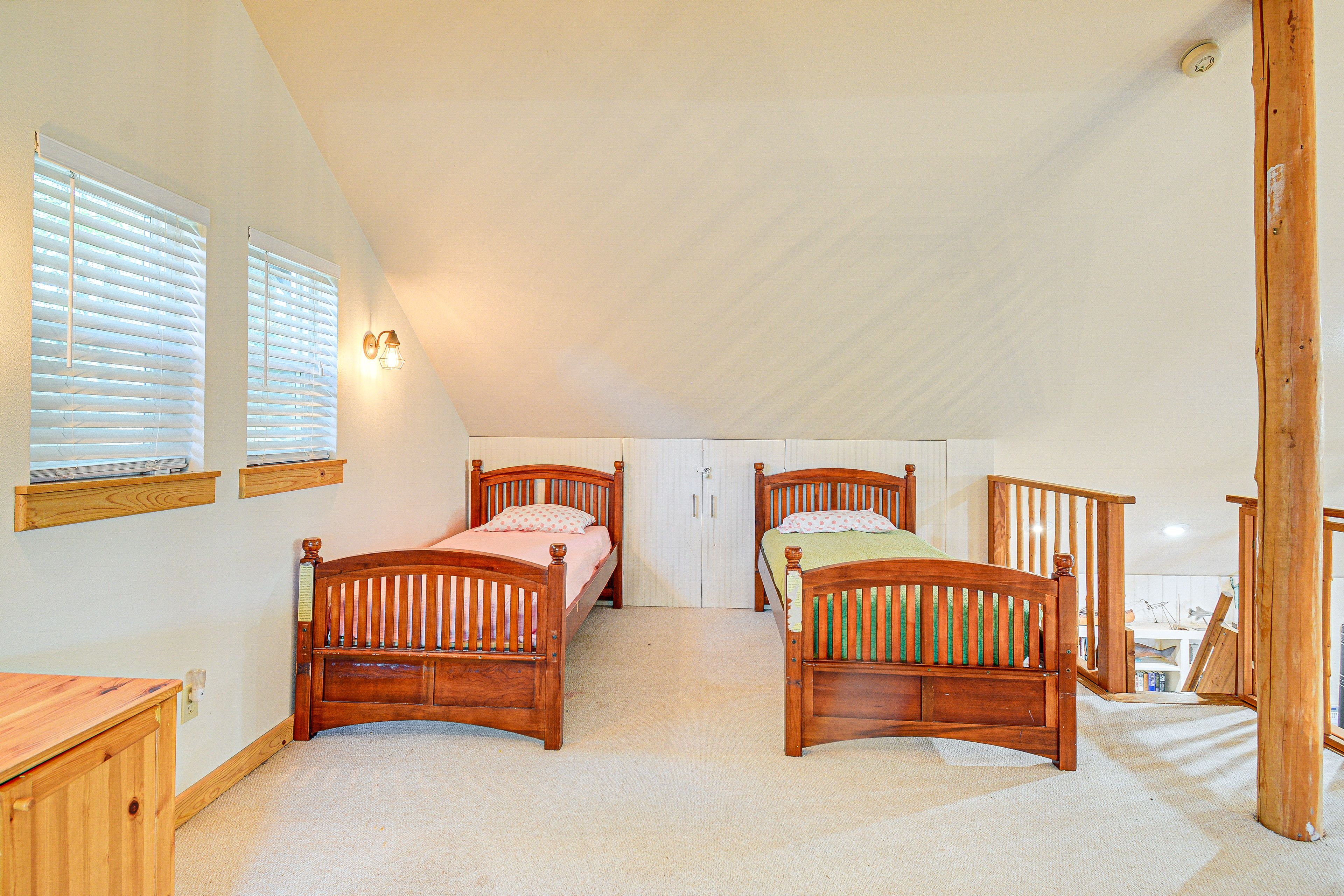 Loft 2 | 2 Twin Beds | Full Futon