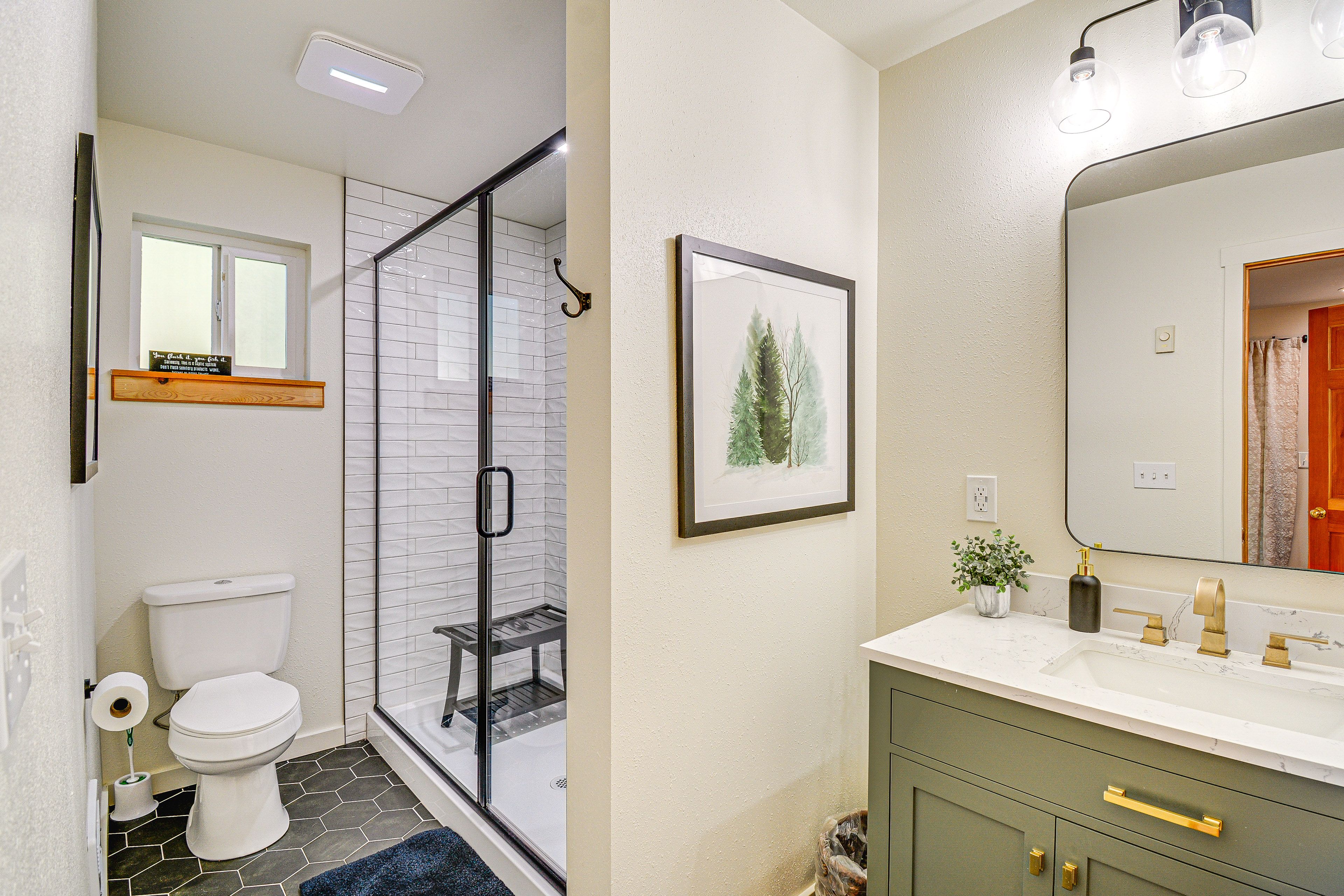 Full Bathroom | 1st Floor | Towels Provided