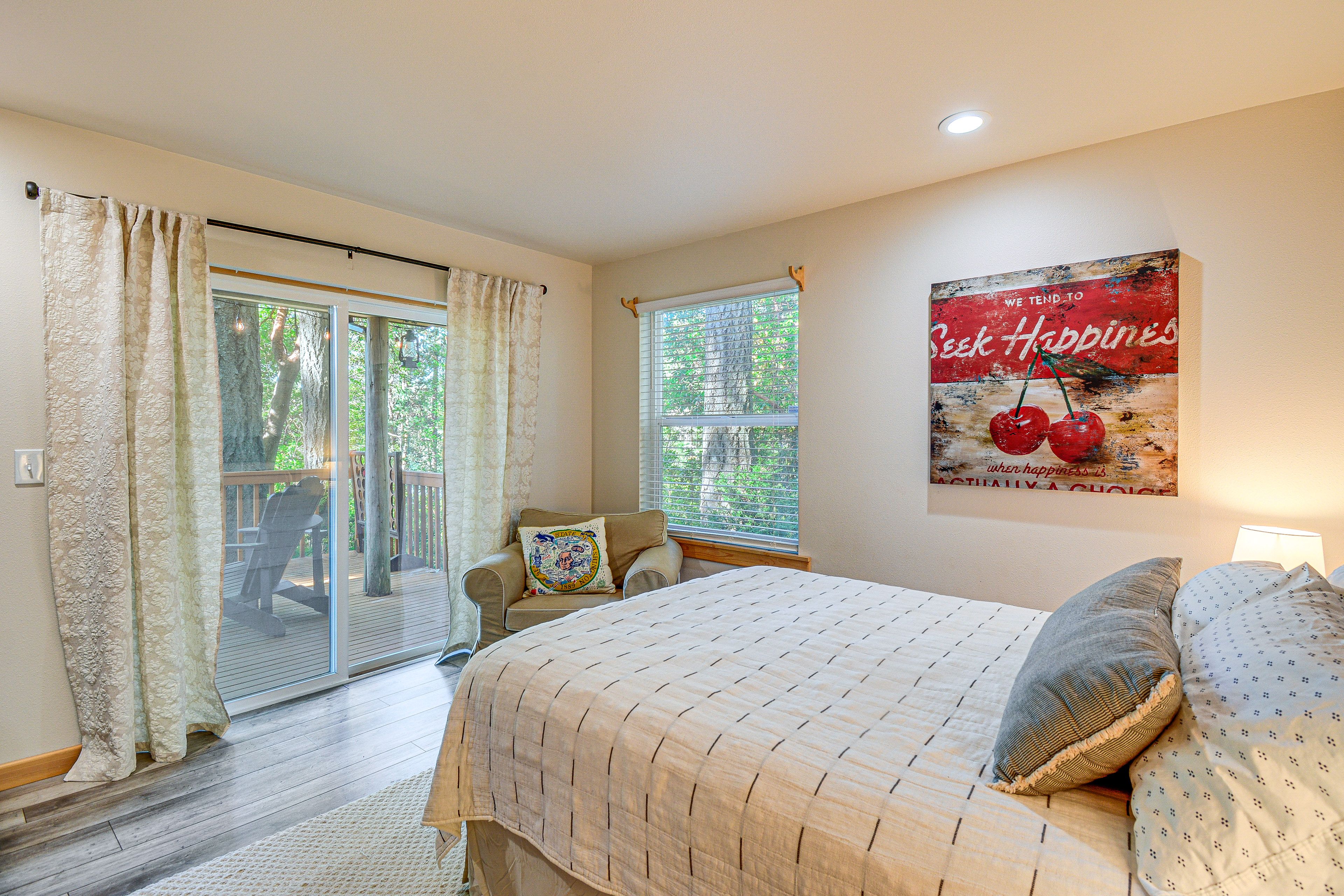 Bedroom 1 | Queen Bed | 1st Floor | Linens Provided