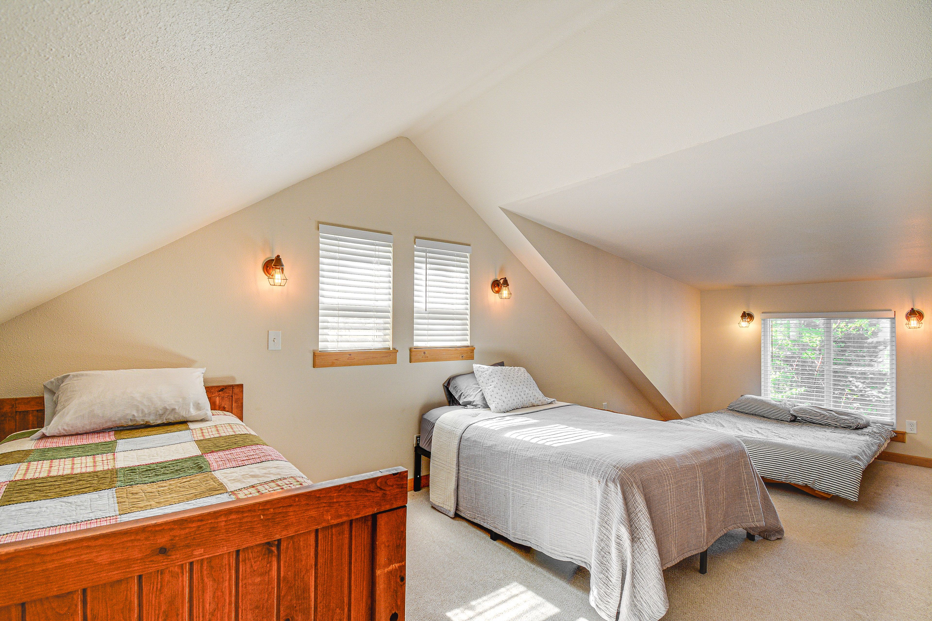 Loft 1 | Full Bed | Twin Bed | Full Futon | 2nd Floor | Stairs Required