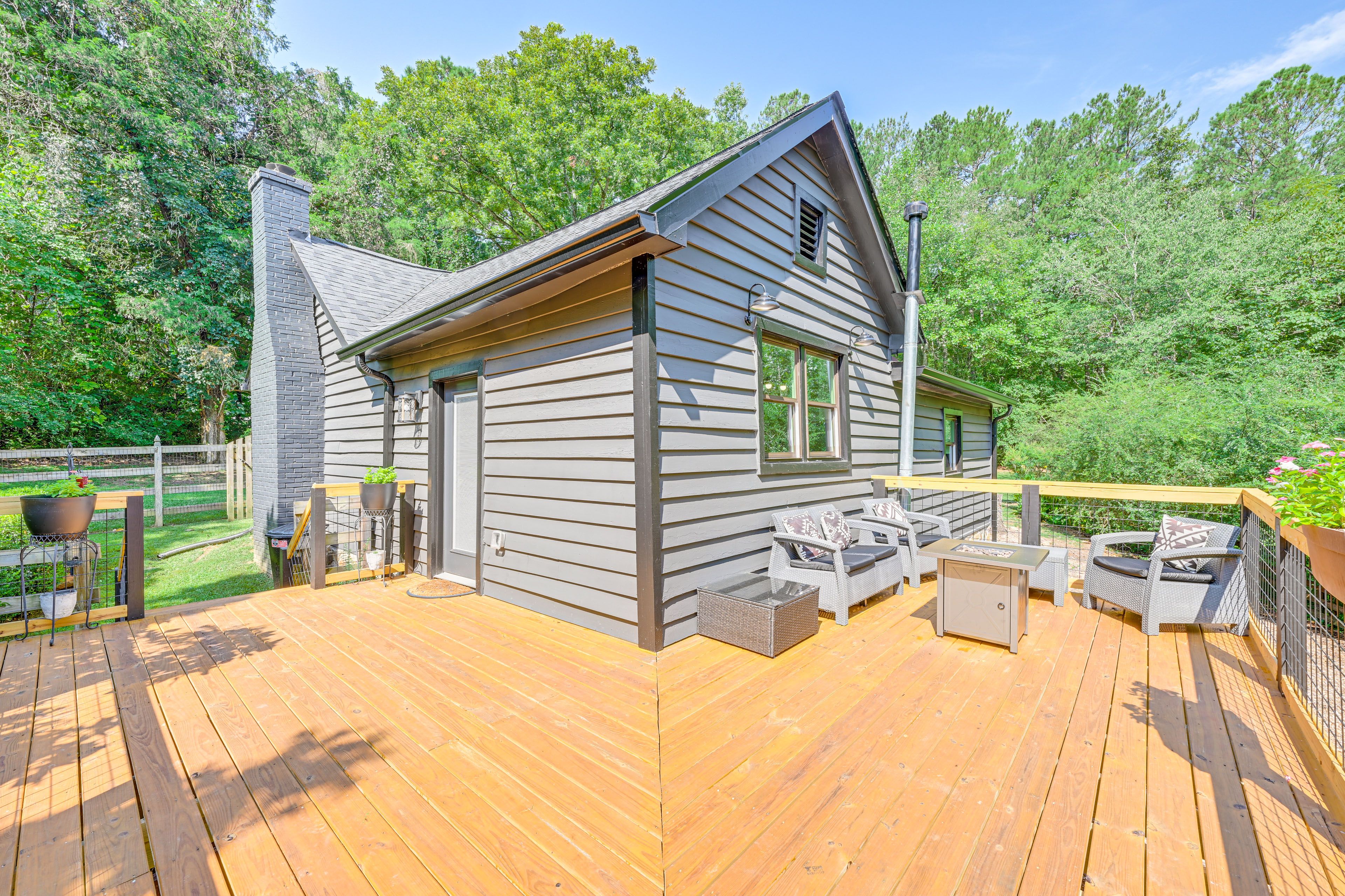 Private Deck | Fire Pit | Self Check-In | 8 Mi to Lake Carroll