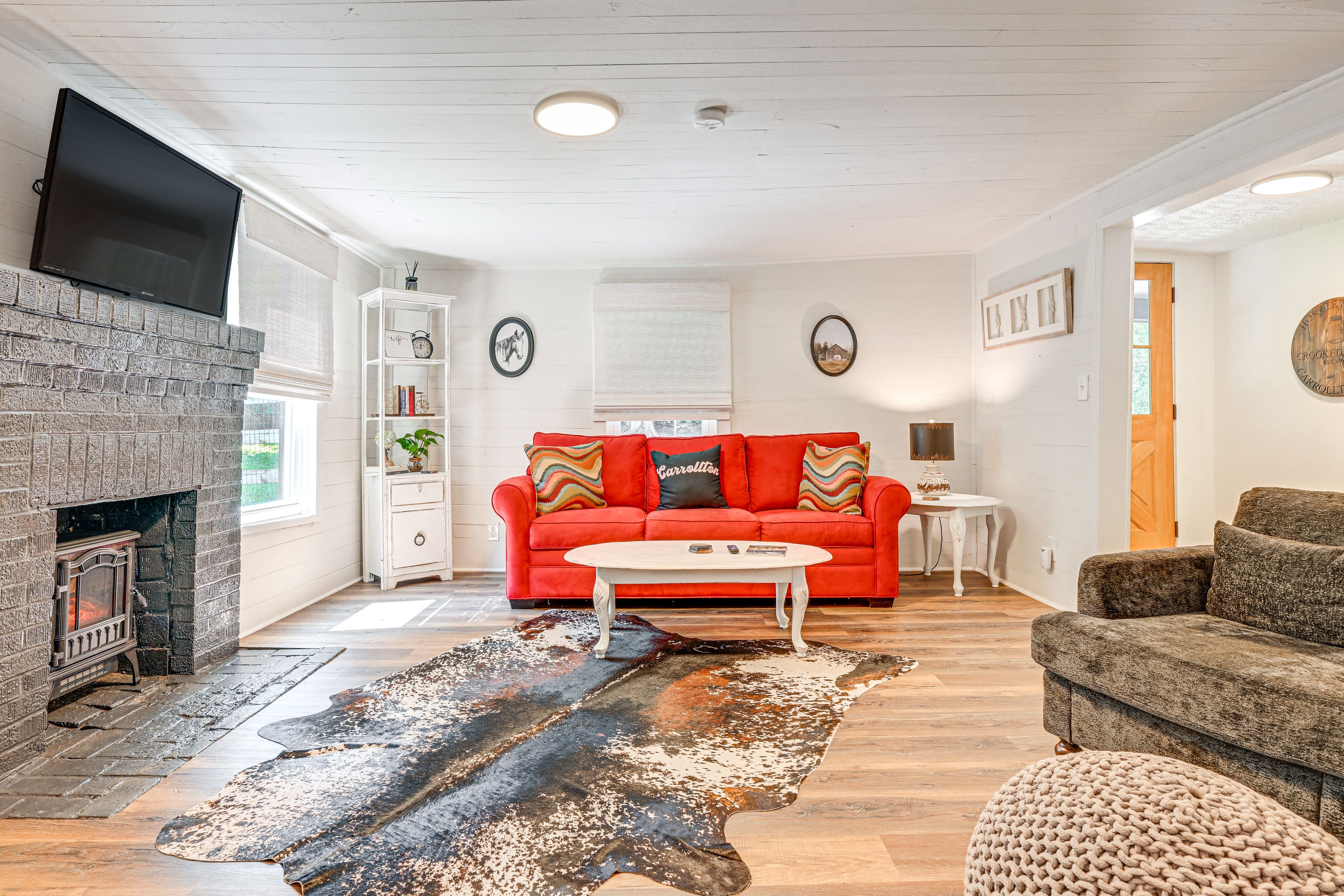 Living Room | Queen Sleeper Sofa | Smart TV | Free WiFi | Fireplace