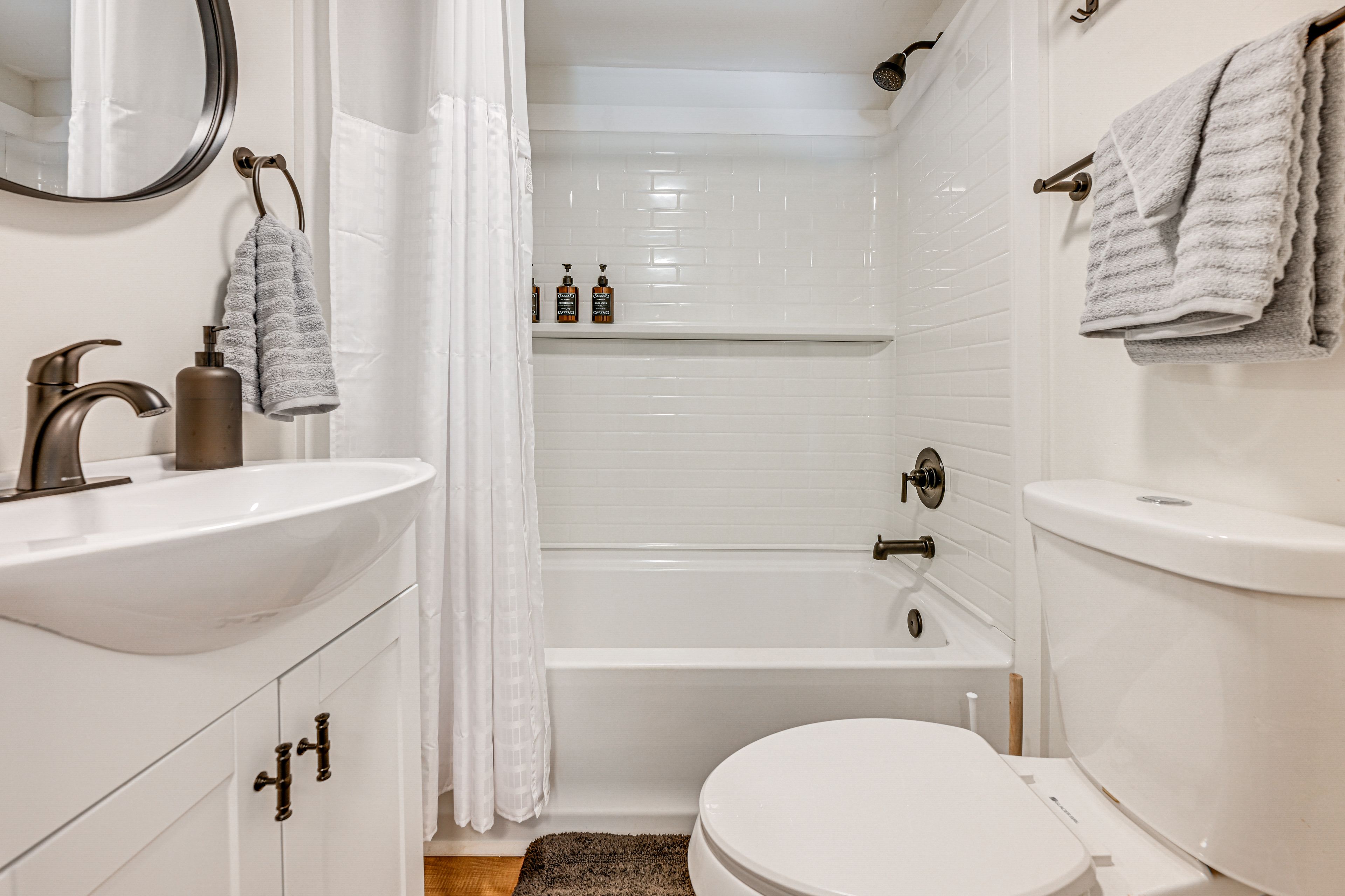 Full Bathroom | Towels Provided
