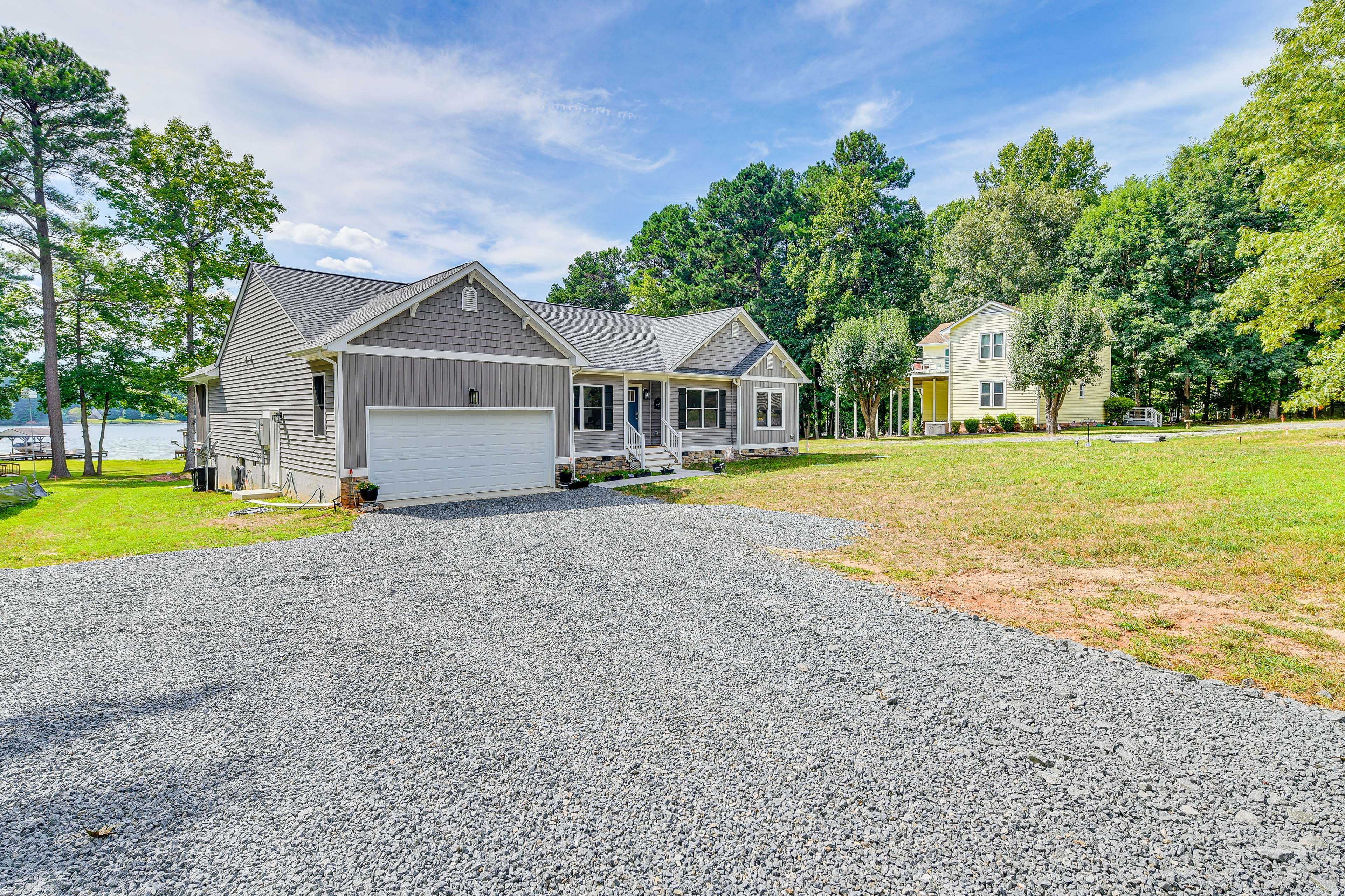 Parking | Gravel Driveway (5 Vehicles)