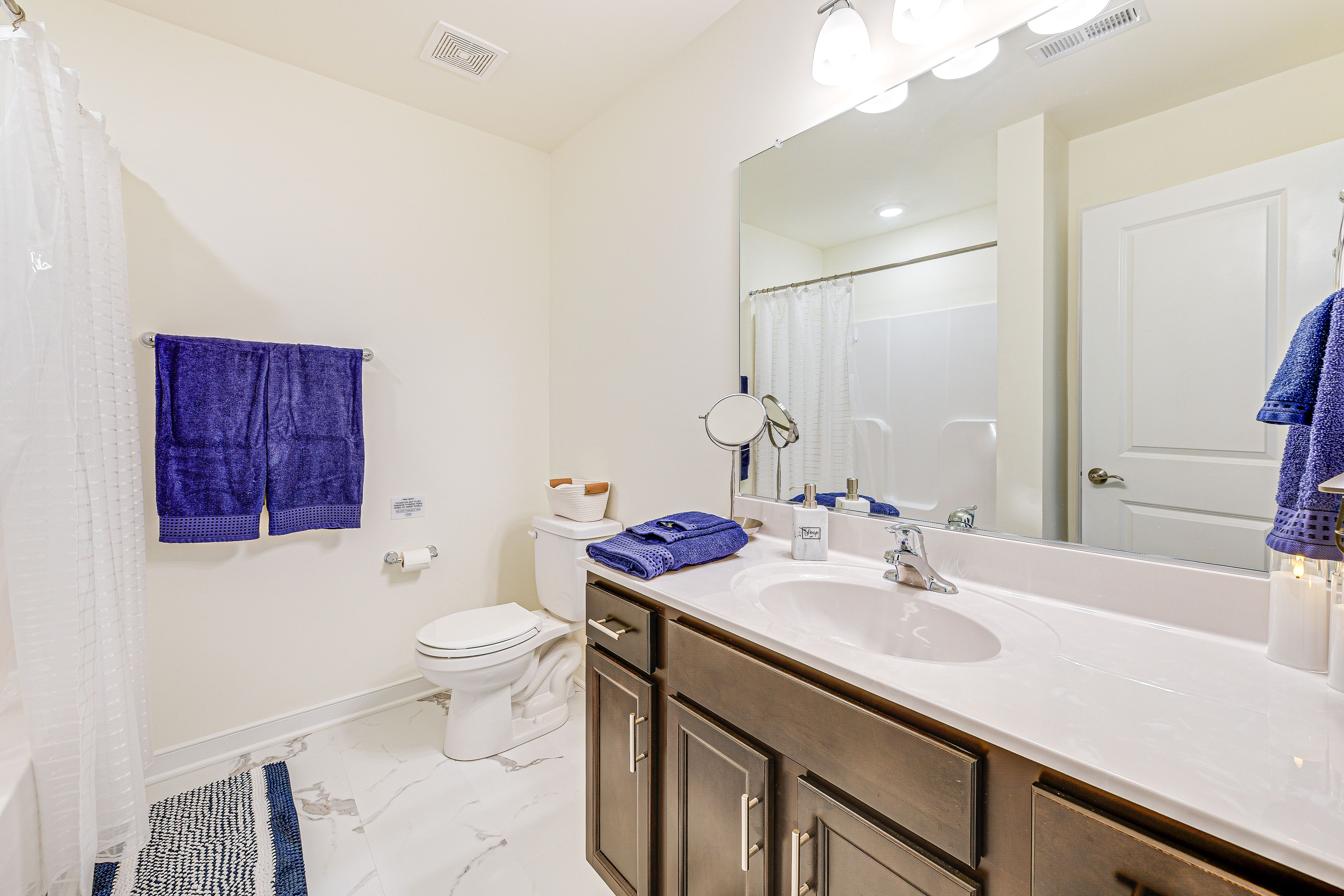 Full Bathroom | Toiletries Provided