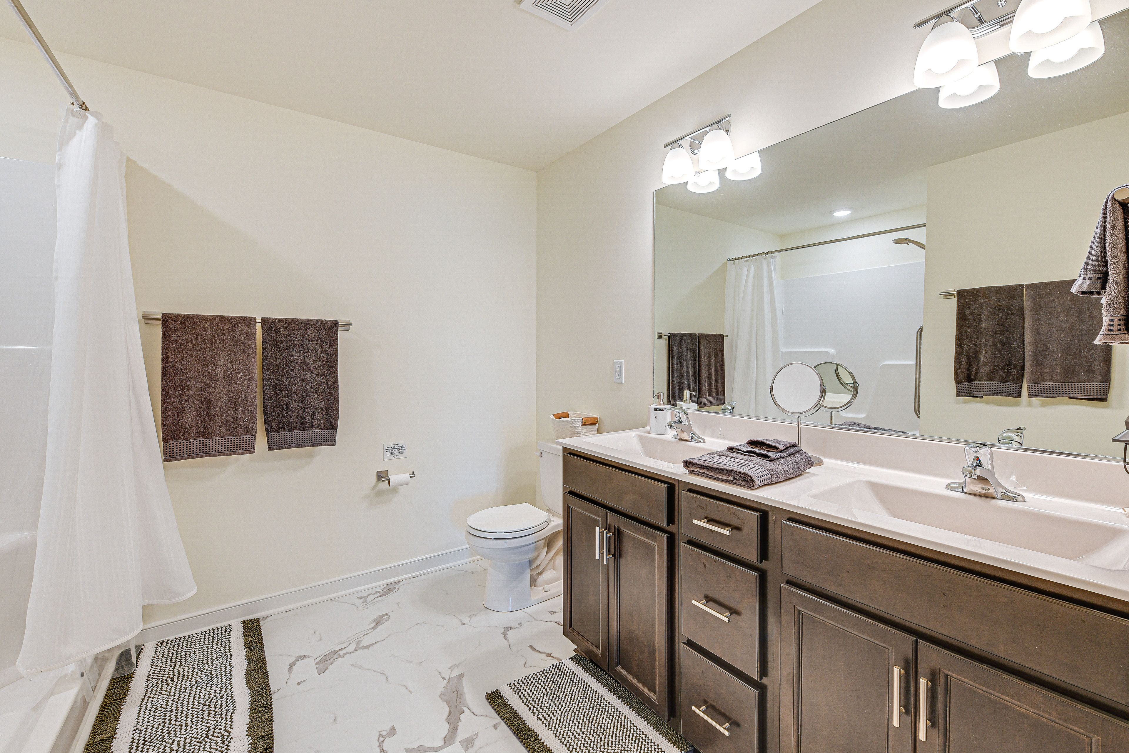 Full Bathroom | Towels Provided