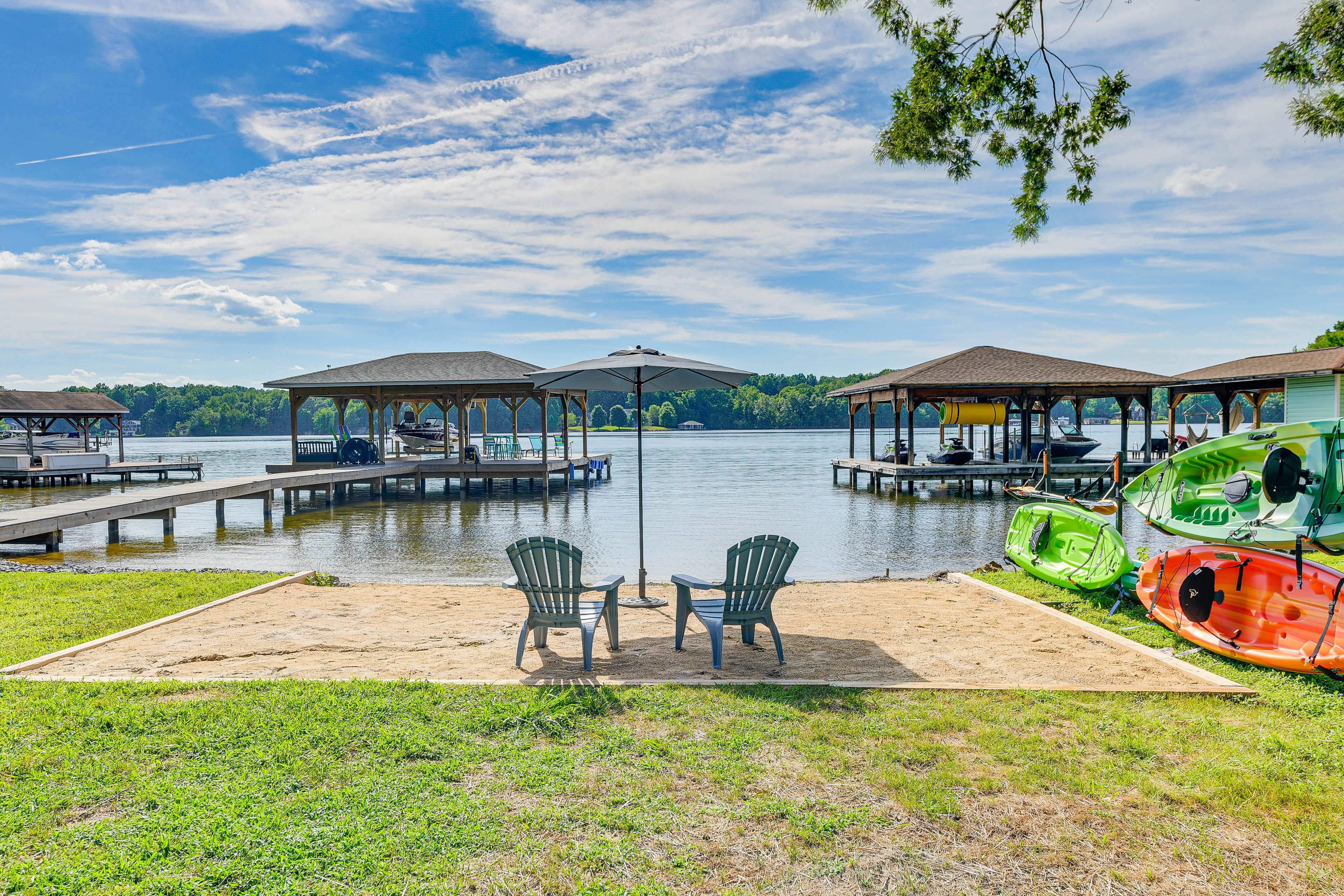 Private Beach & Boat Dock | 4 Kayaks | Lake Access