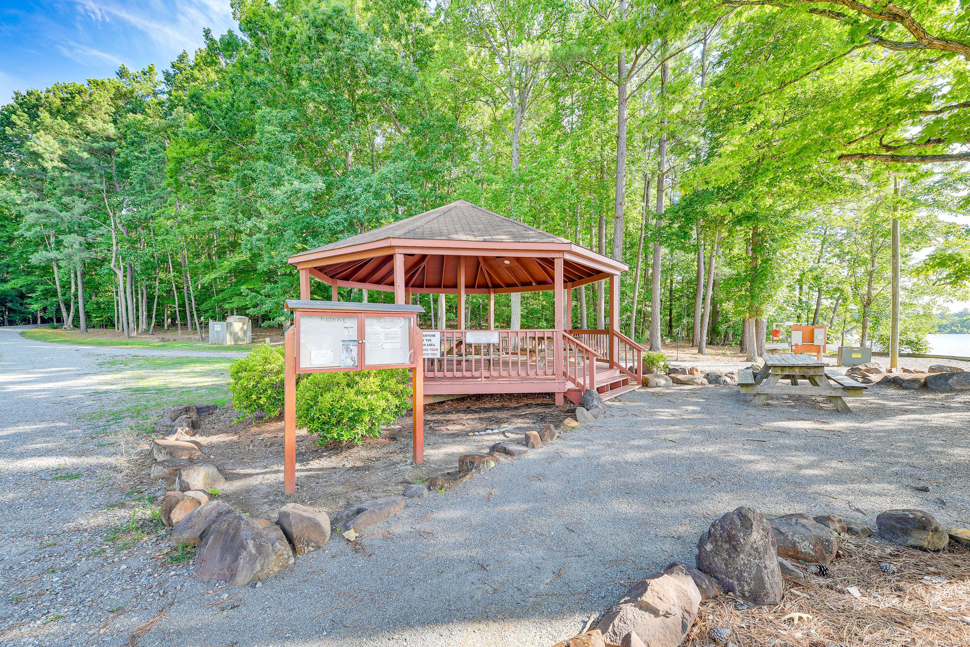 Community Gazebo | Picnic Table