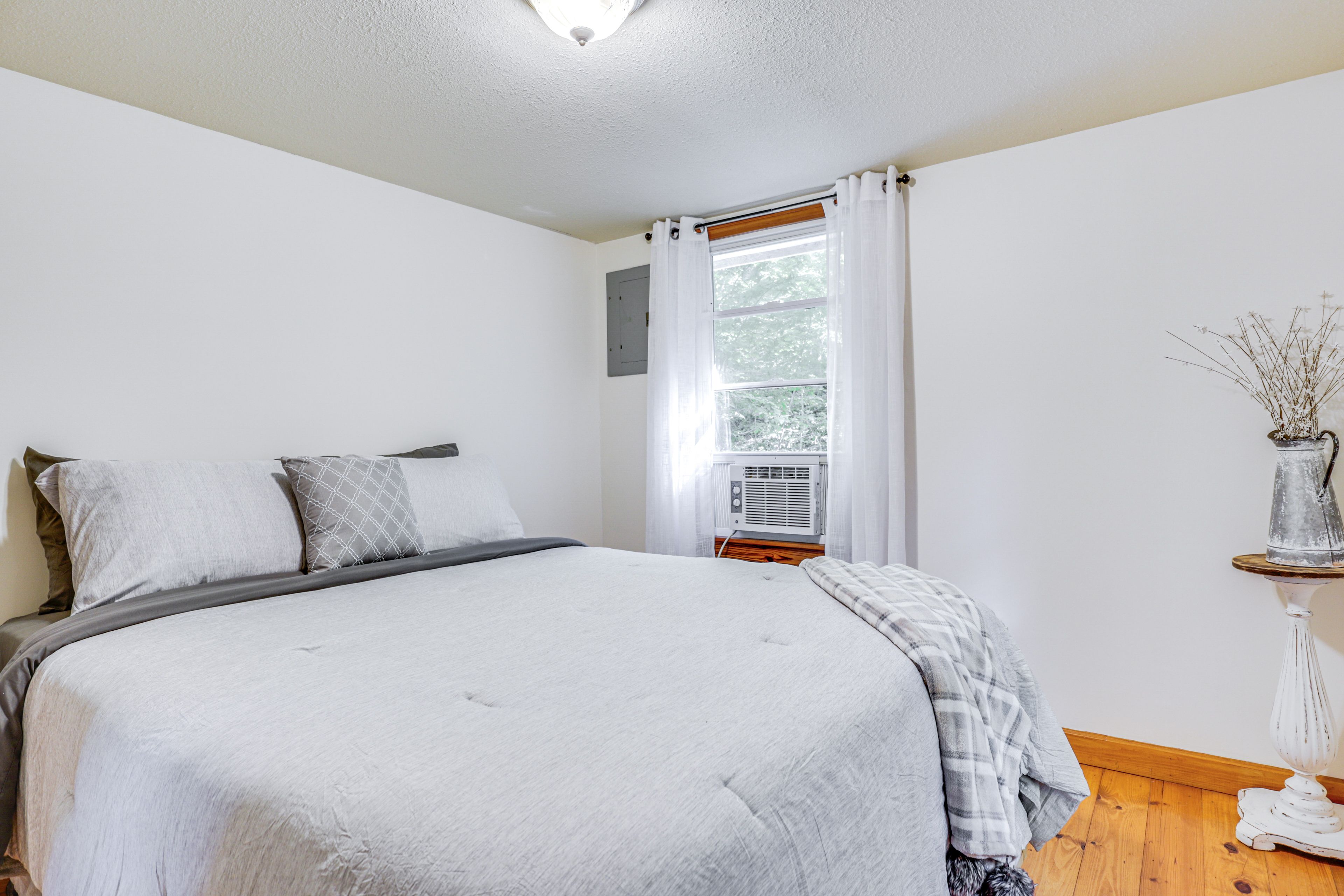 Bedroom 1 | Queen Bed
