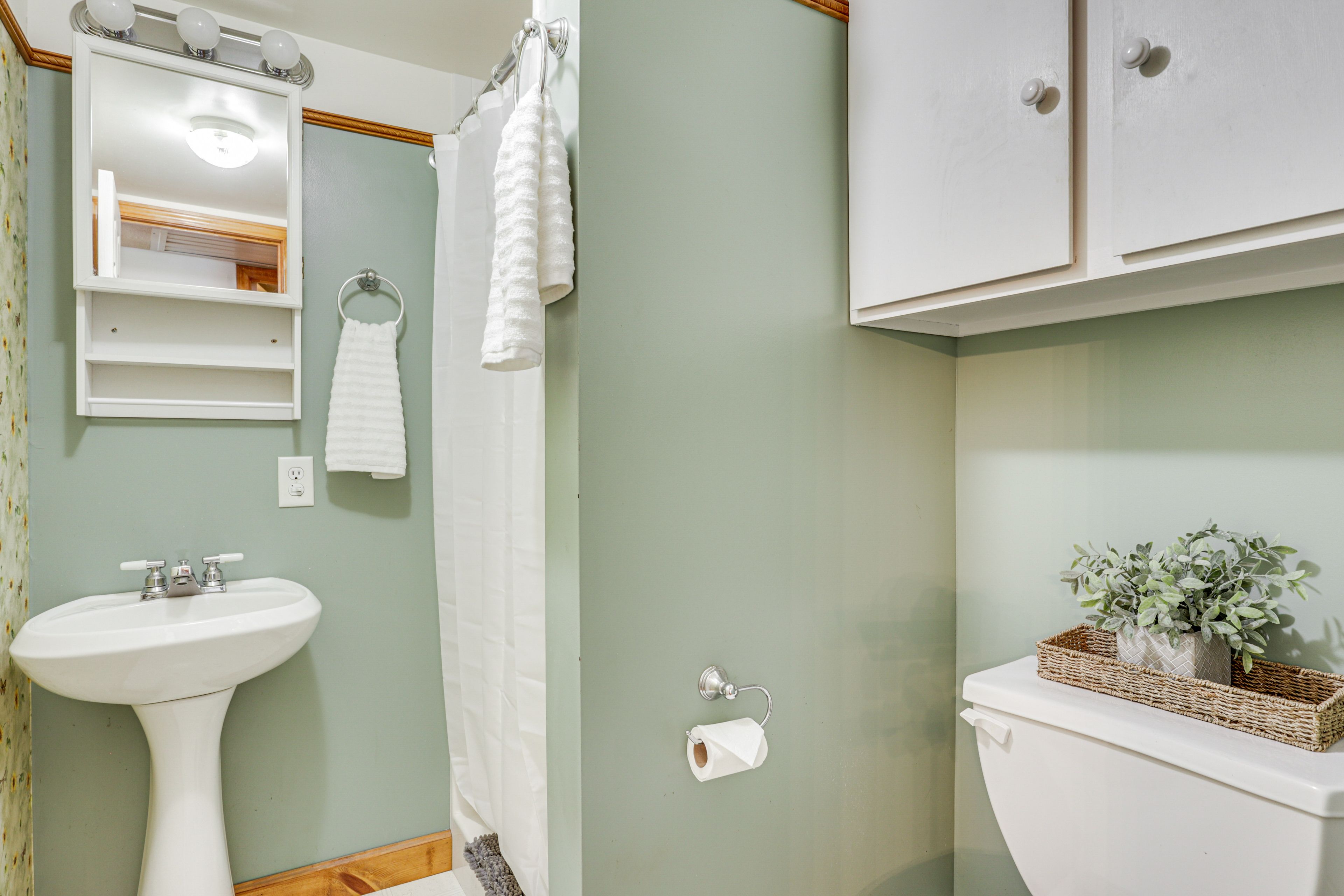 Full Bathroom | Towels Provided