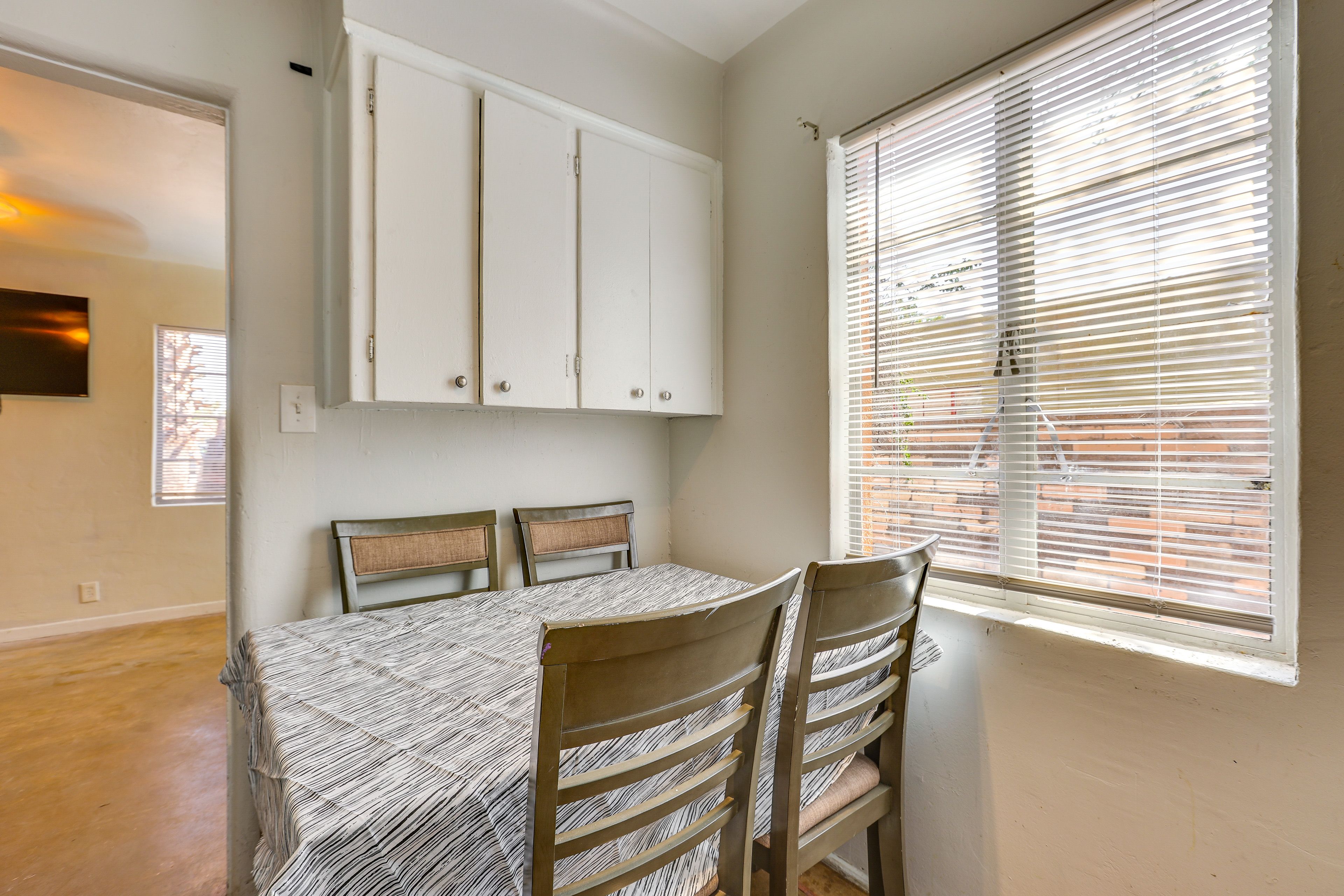 Dining Area | Dishware/Flatware Provided