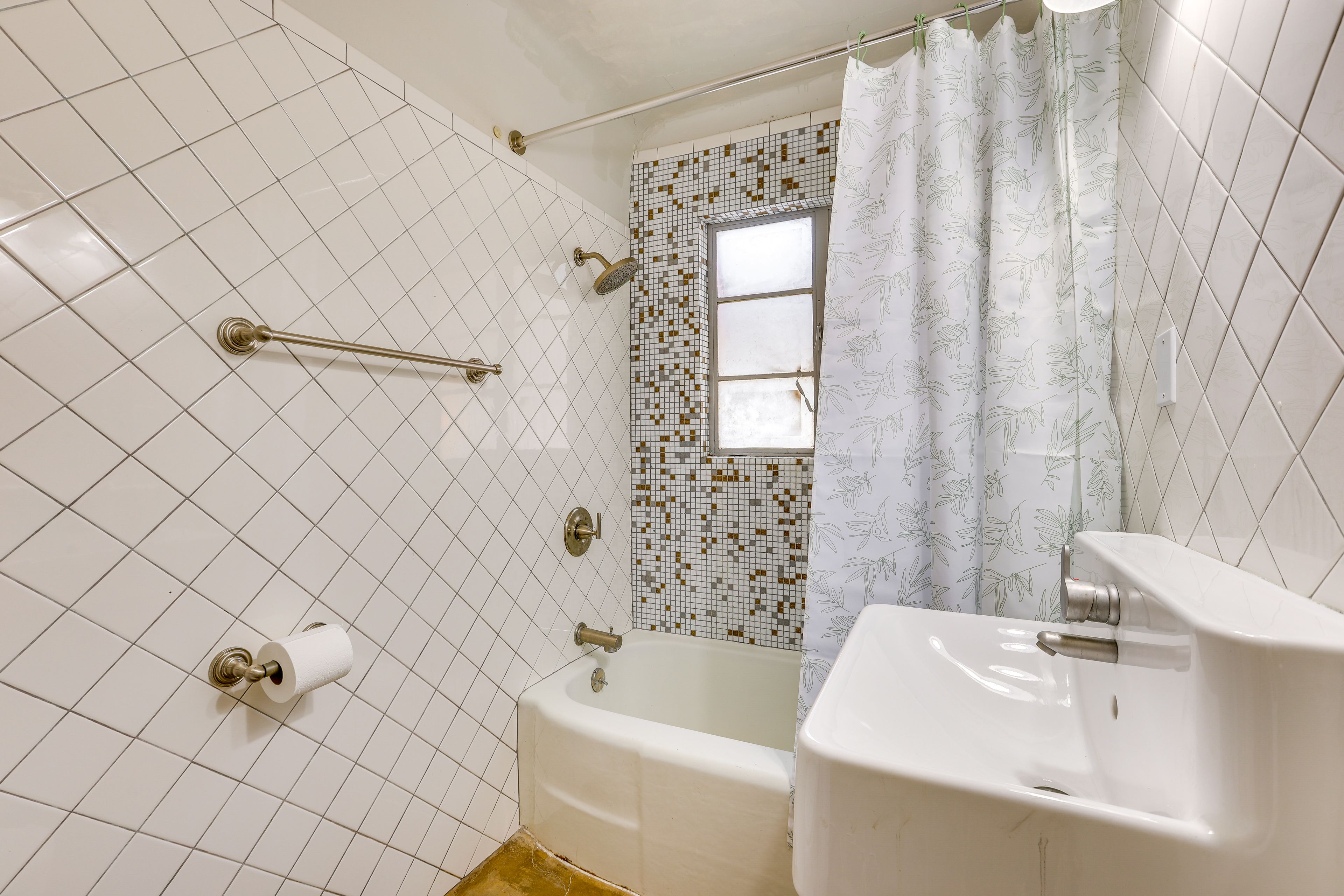 Full Bathroom | Towels Provided