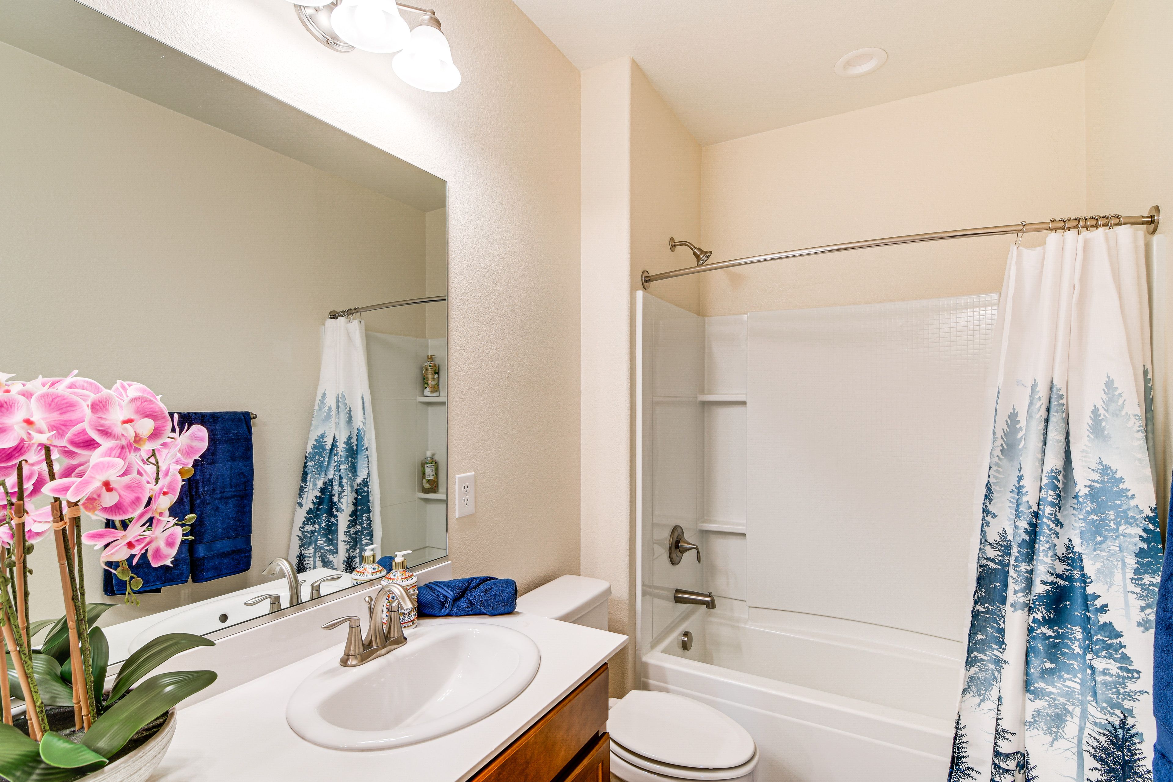 Full Bathroom | Complimentary Toiletries | 2nd Floor