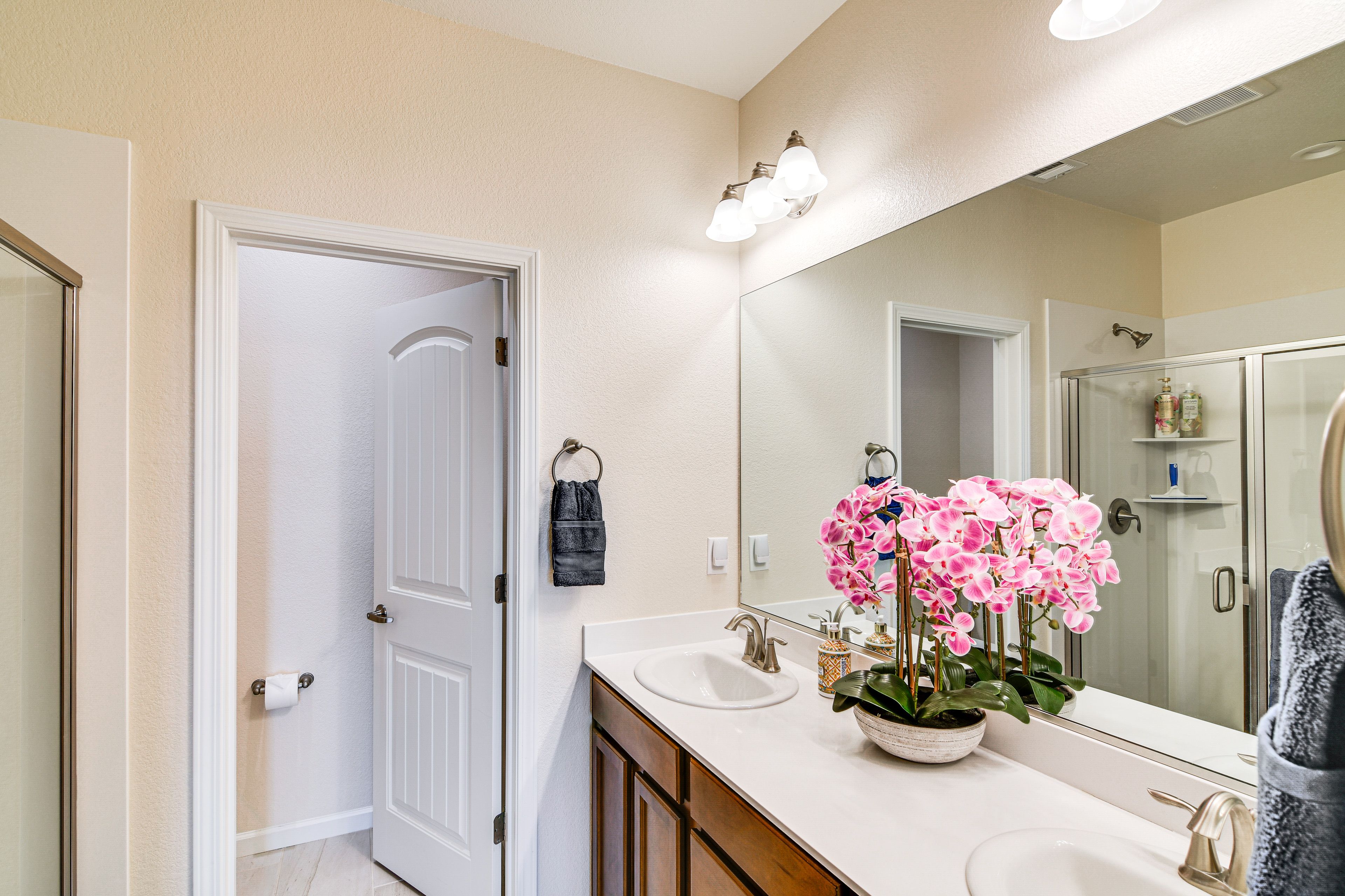 Full Bathroom | Walk-In Shower | 2nd Floor