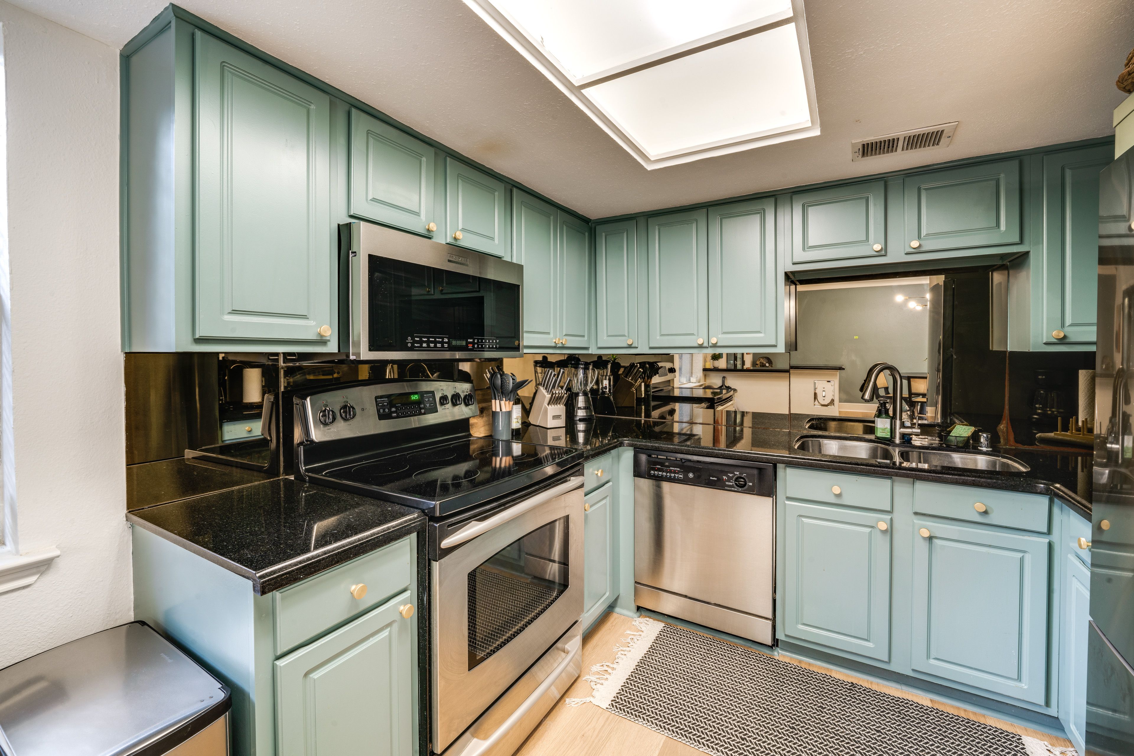 Kitchen | Central Air Conditioning/Heat | Free WiFi