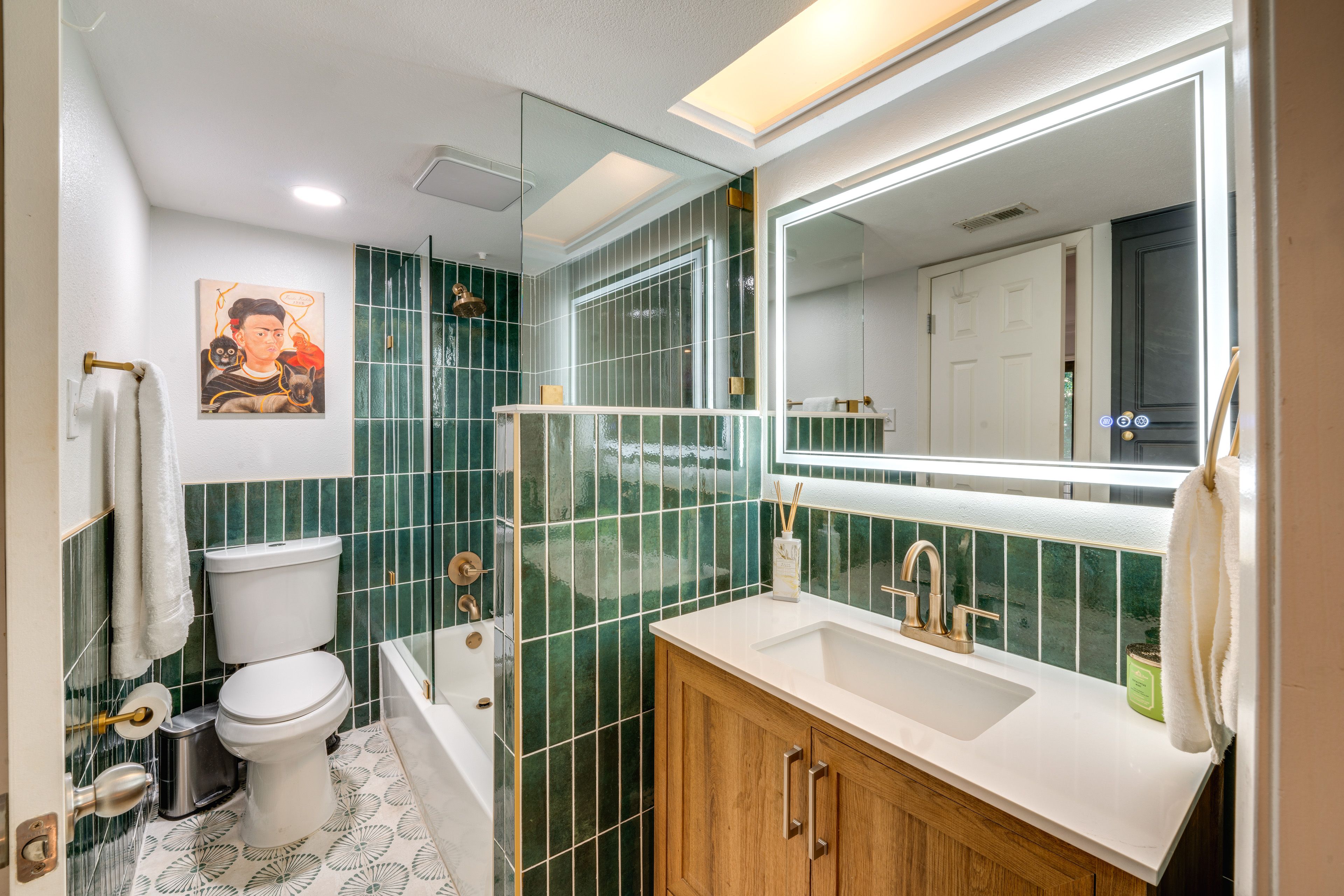 Full Bathroom | Towels Provided | 2nd Floor