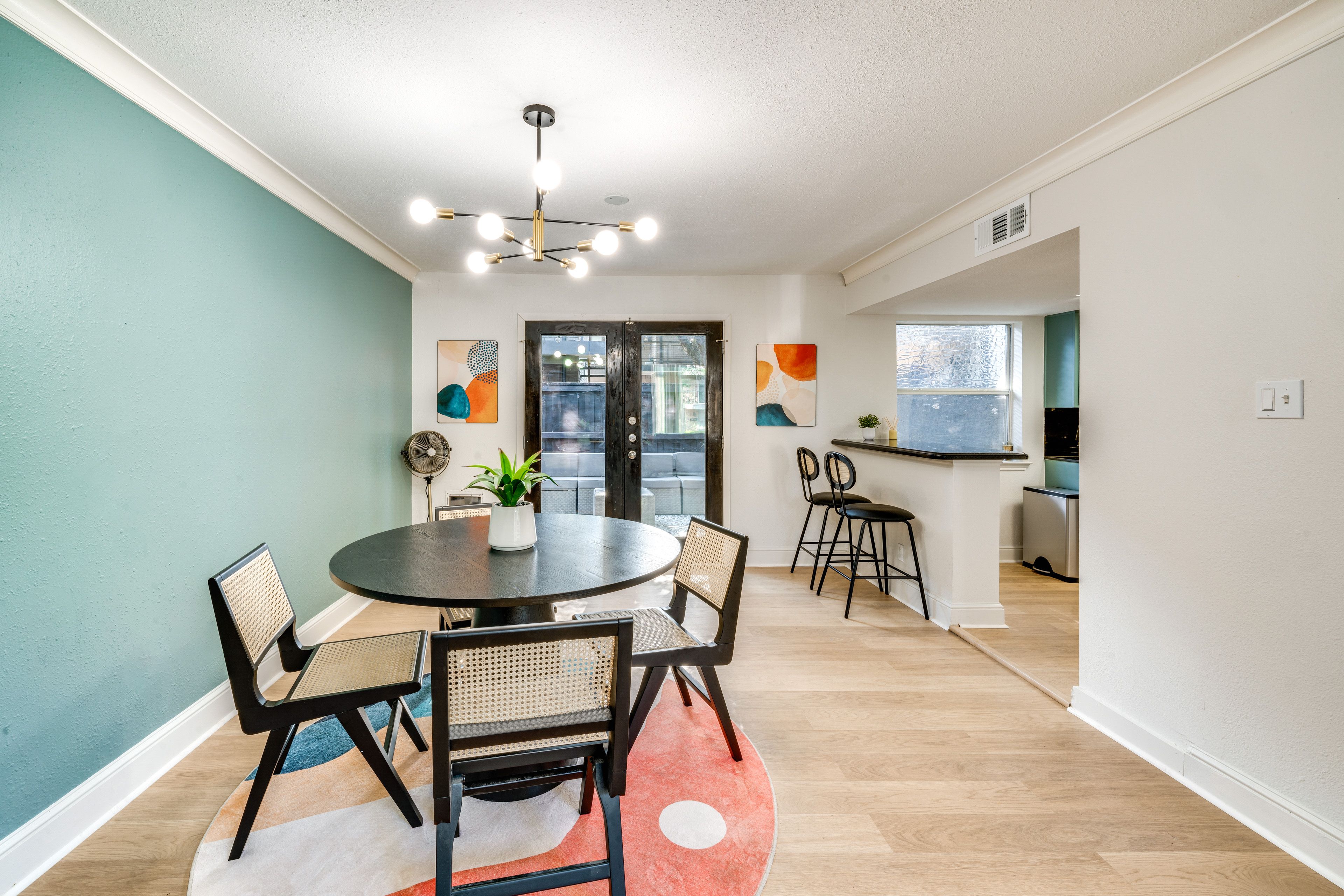 Dining Area | Dishware/Flatware Provided | 1st Floor