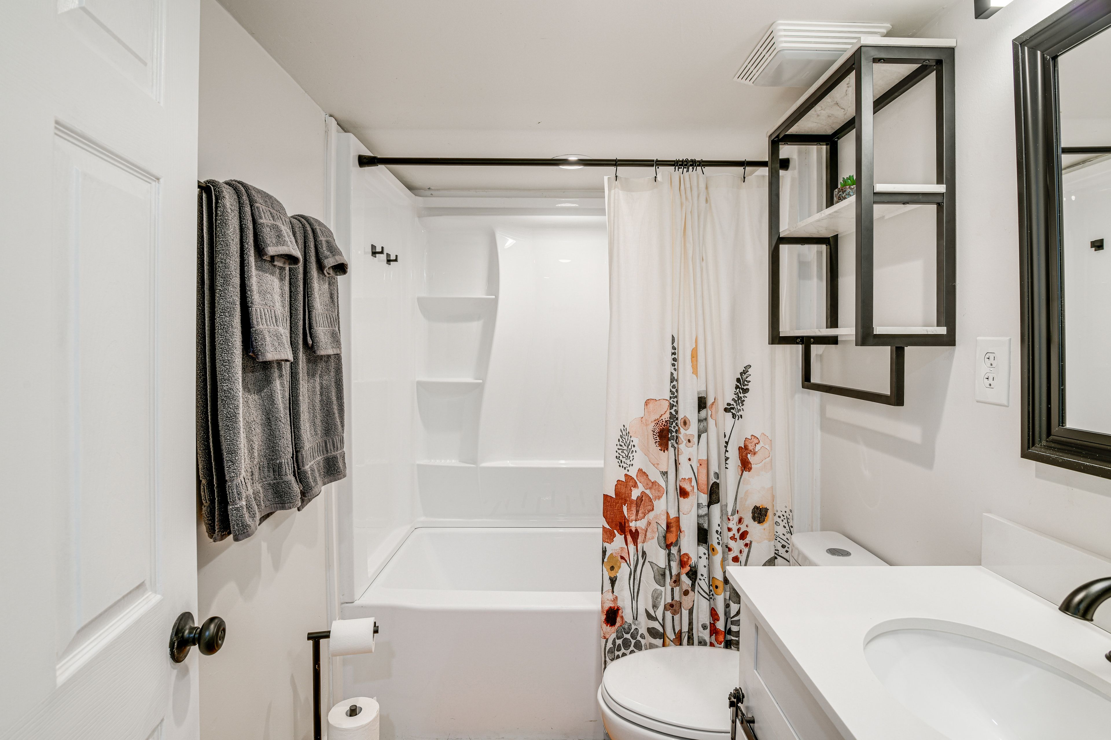 Full Bathroom | Towels Provided | Complimentary Toiletries | 1st Floor