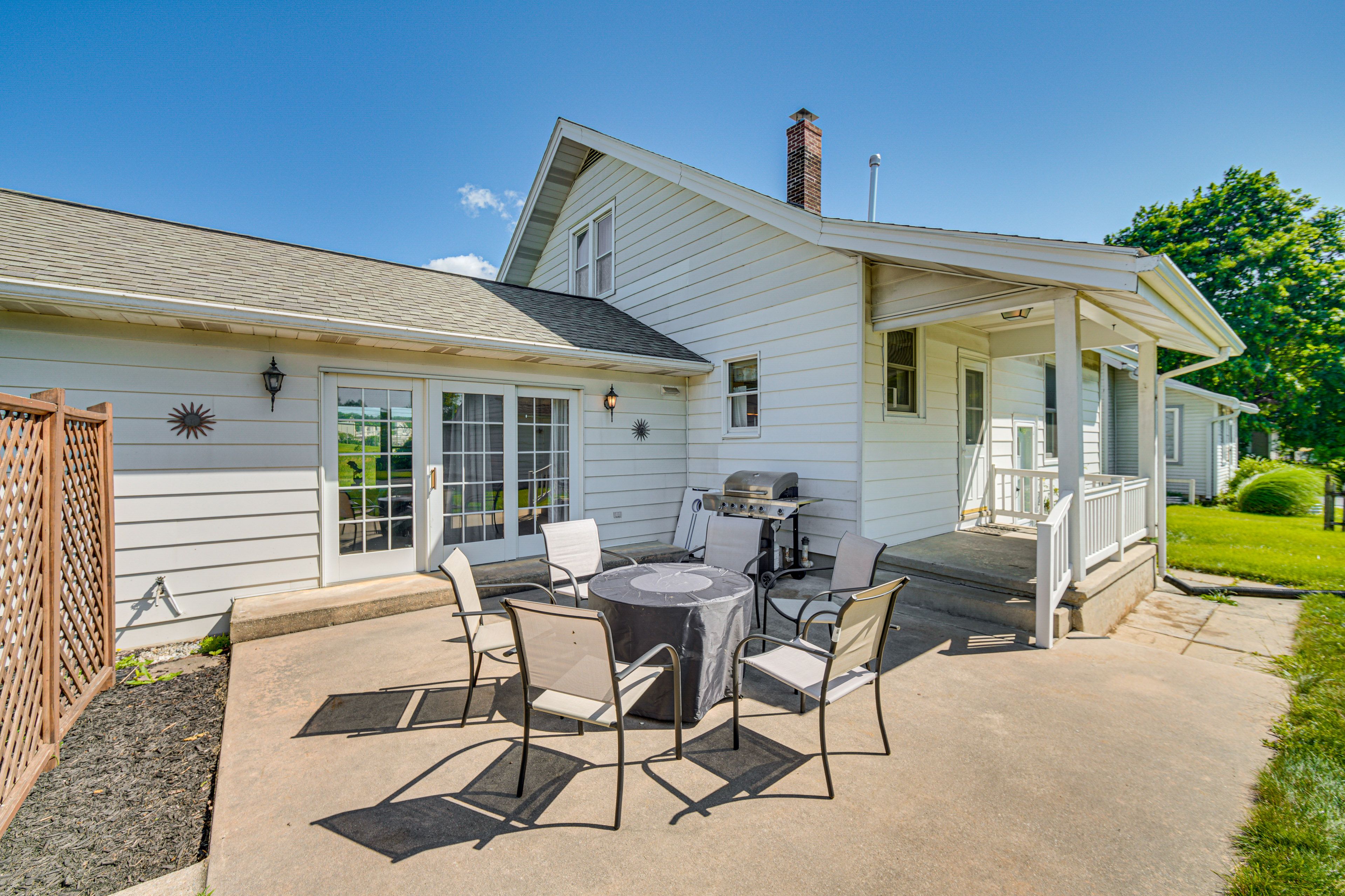Annville Vacation Rental | 4BR | 2BA | 2,300 Sq Ft | 3 Steps Required