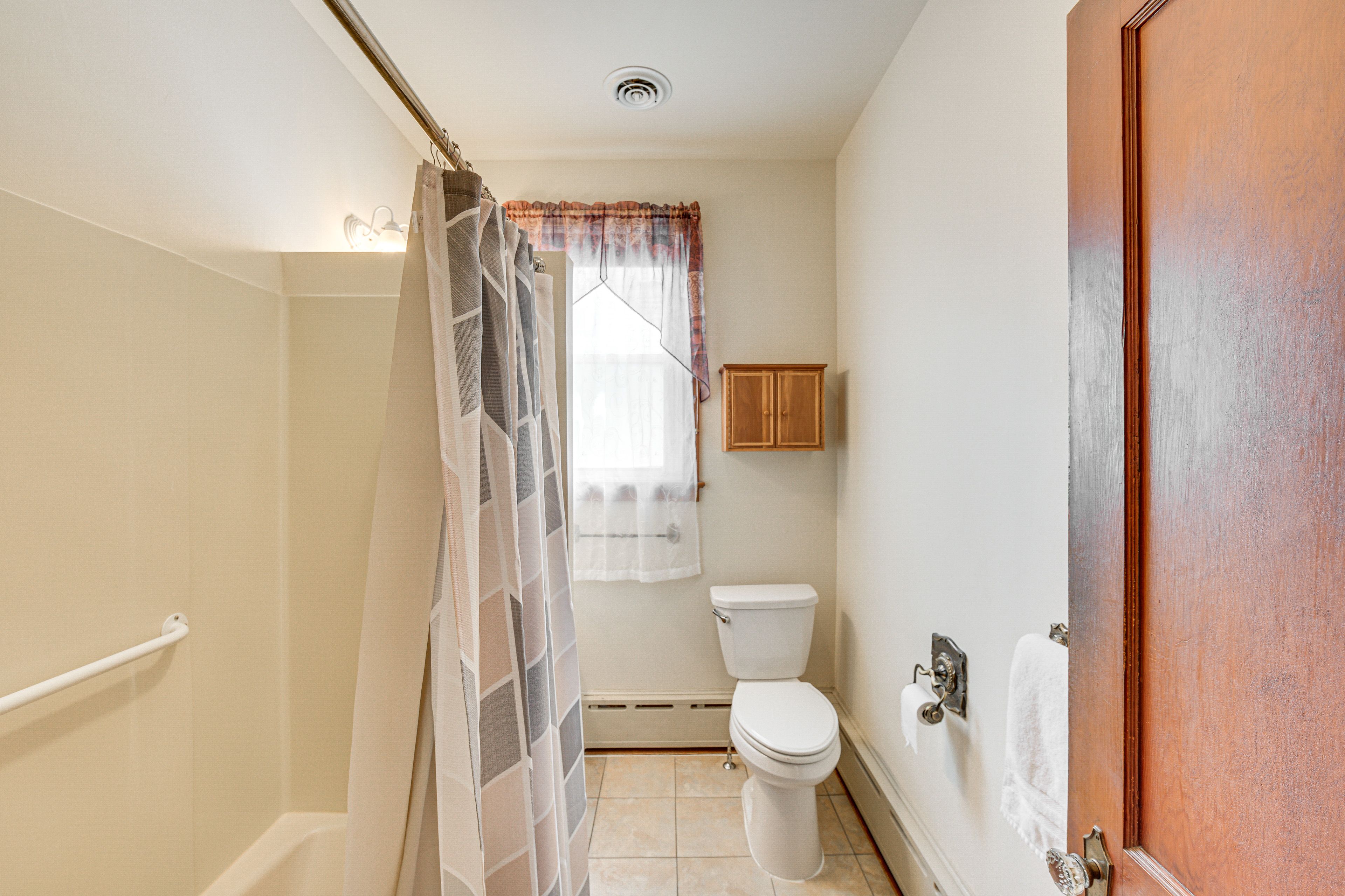 Full Bathroom | 1st Floor | Grab Rail in Shower