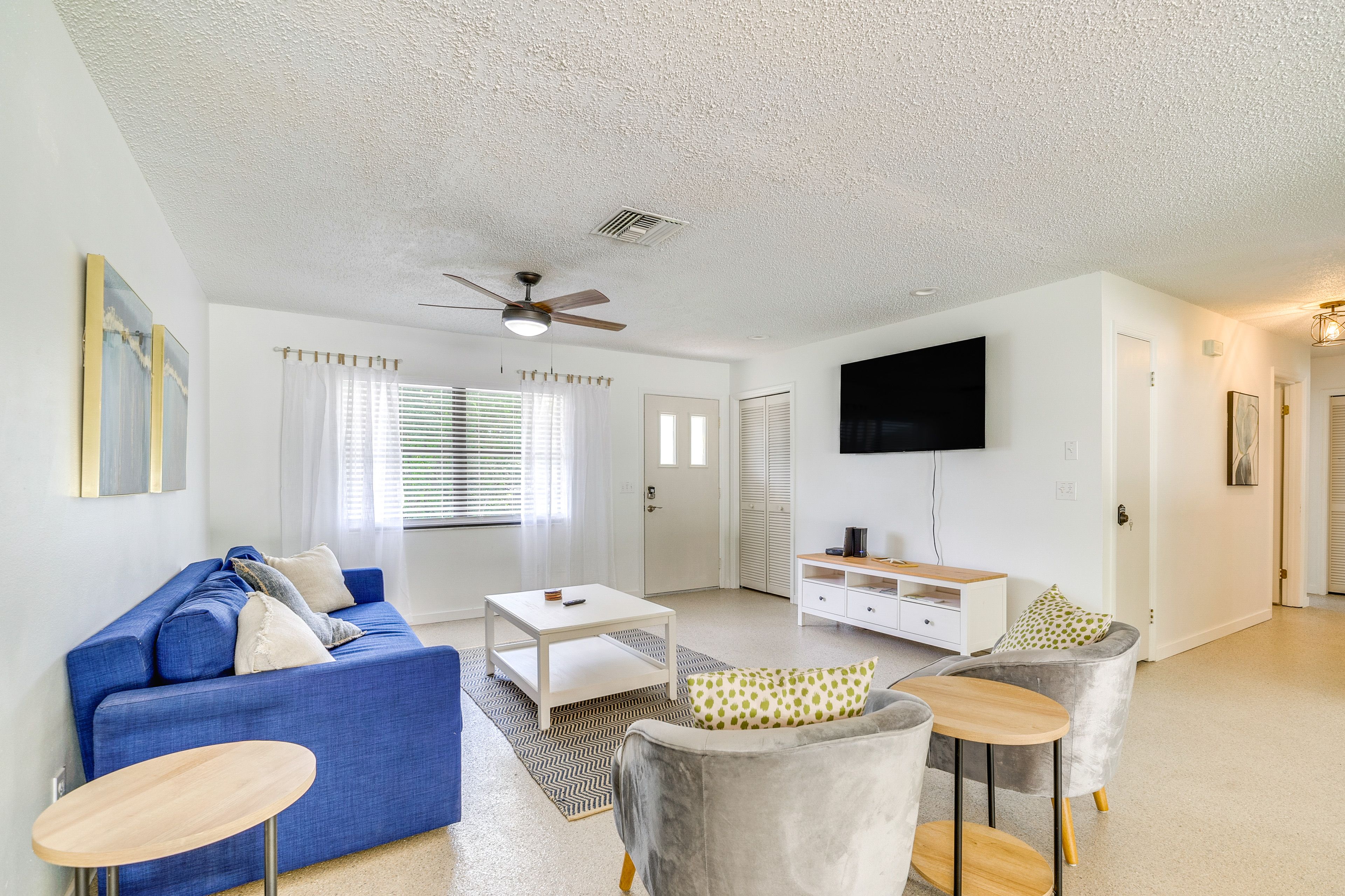 Living Room | Full Sleeper Sofa | Central Heating & A/C | Free WiFi | Smart TV