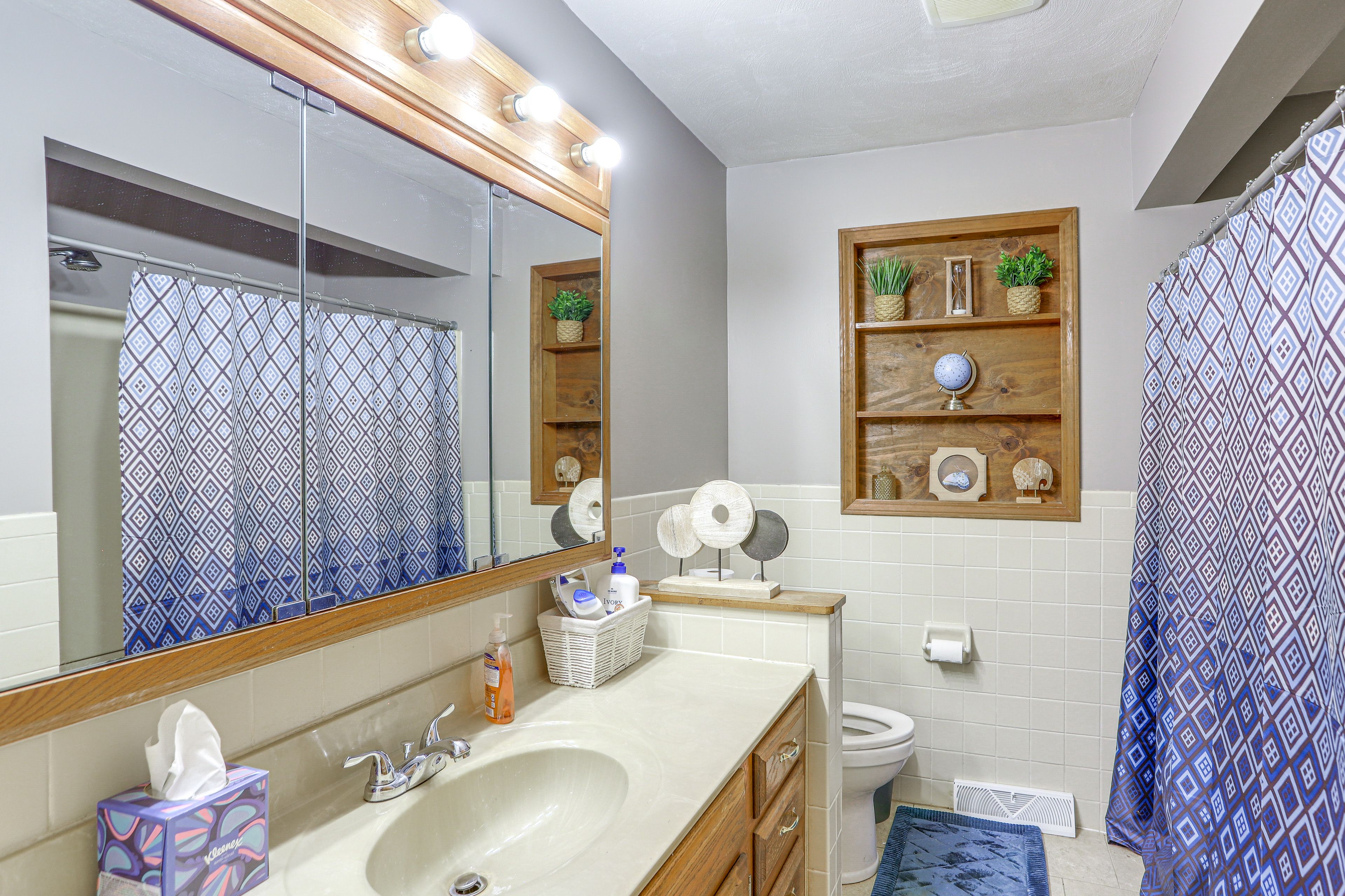Full Bathroom | Towels Provided