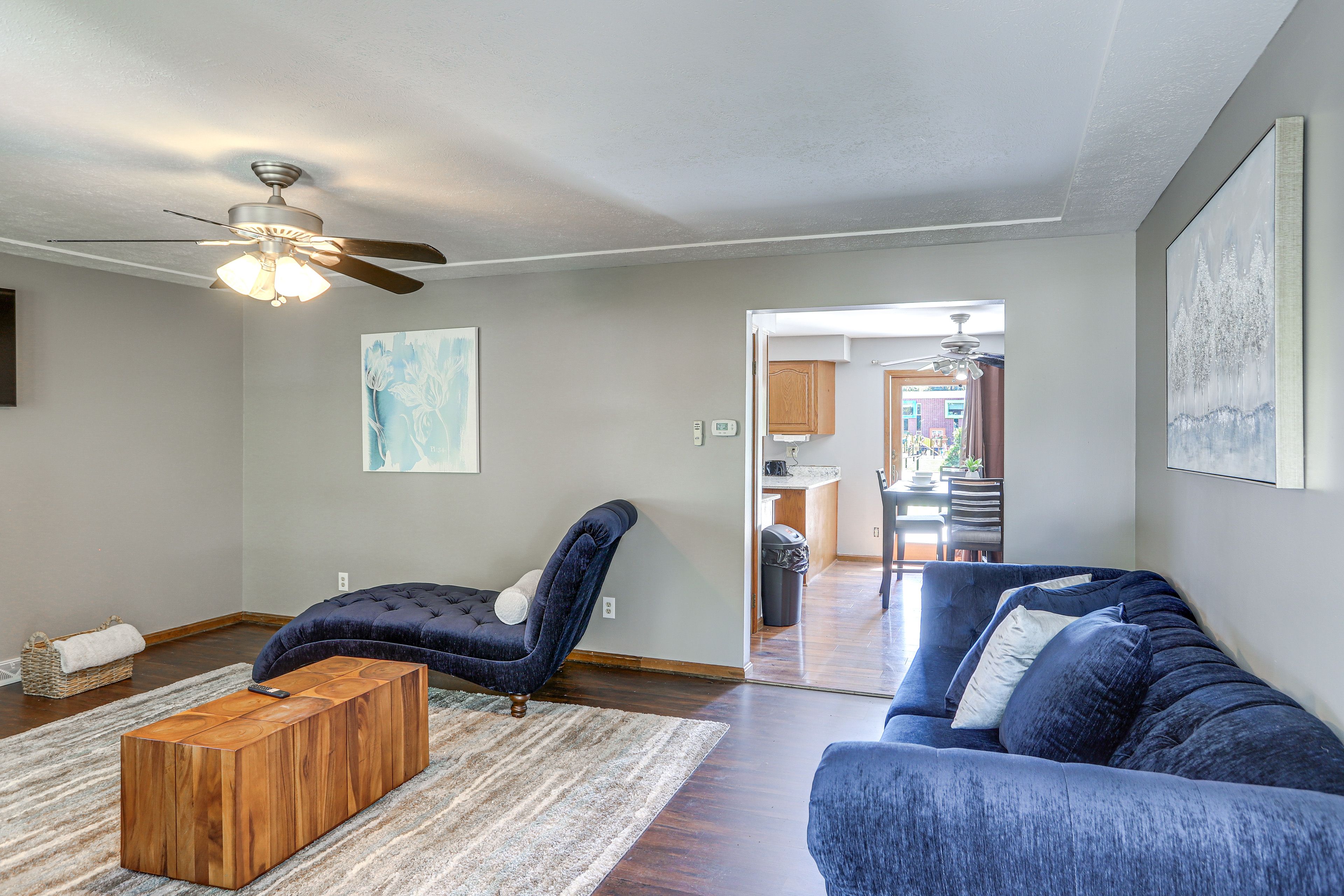 Living Room | Free WiFi | Central A/C & Heat | Smart TV