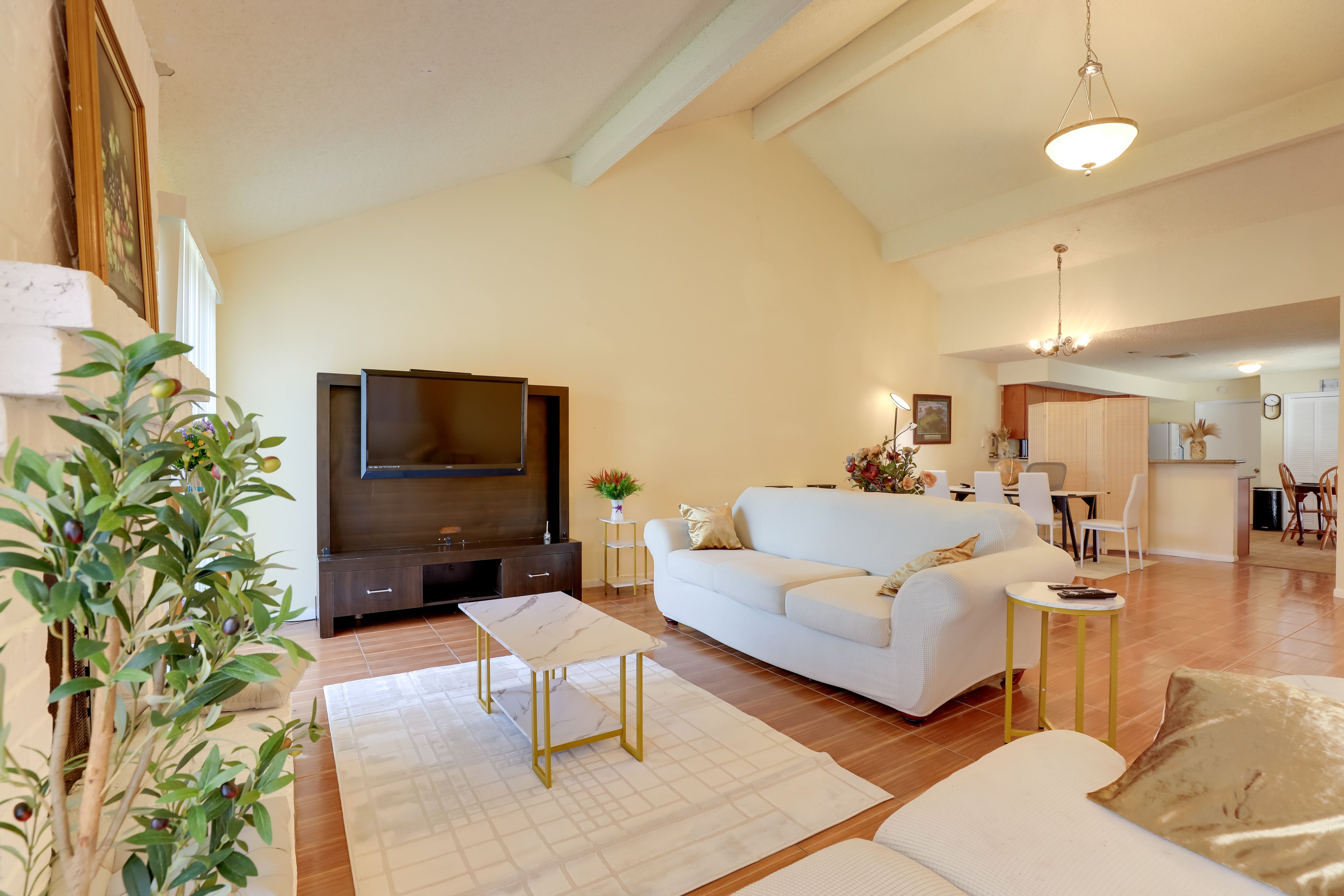 Living Room | Free WiFi | Central Heating & A/C | Smart TV