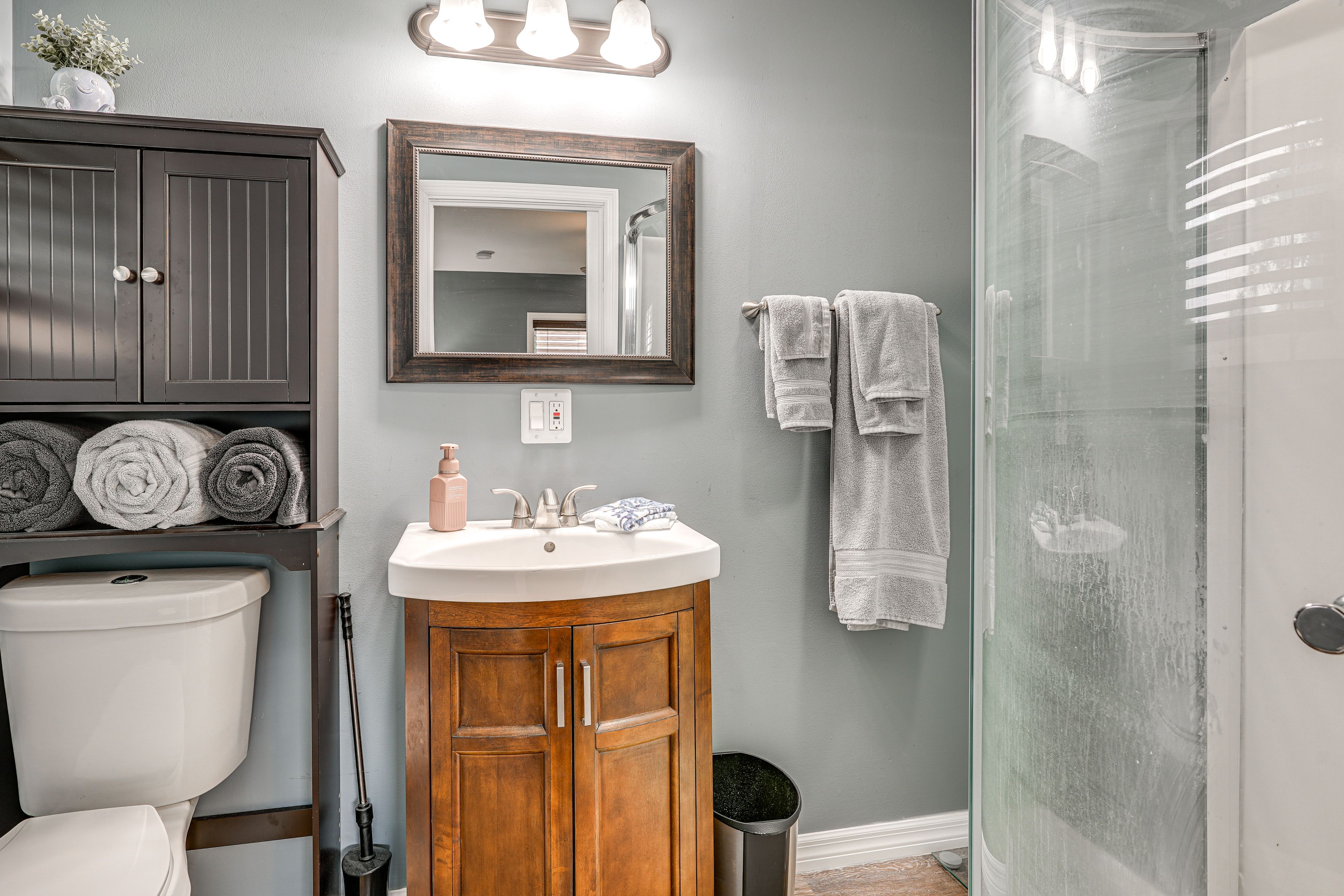 Full Bathroom | Towels Provided