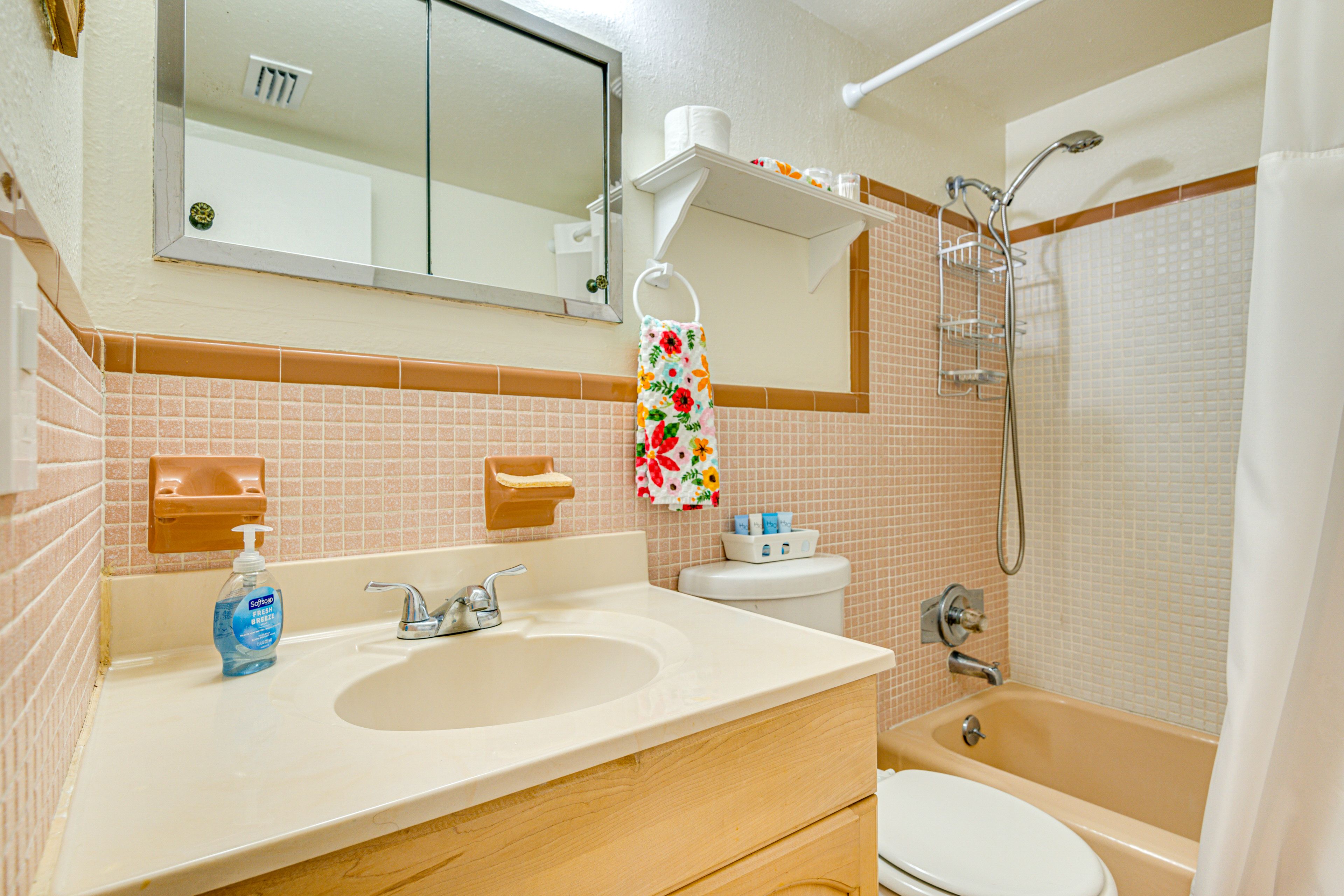 Full Bathroom | Towels Provided | Complimentary Toiletries