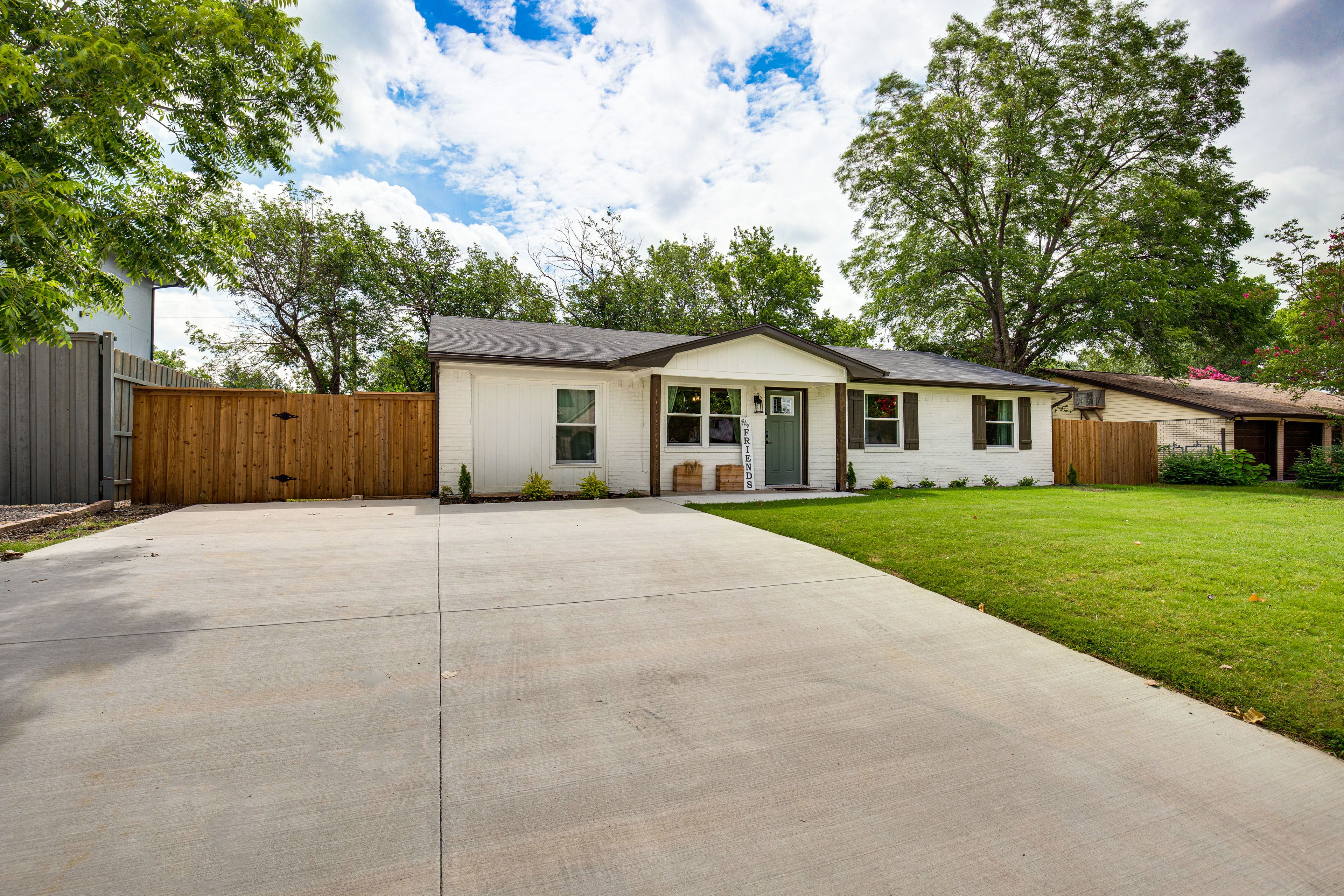Parking | Driveway (2 Vehicles) | Free Street Parking | Boat Trailer Parking
