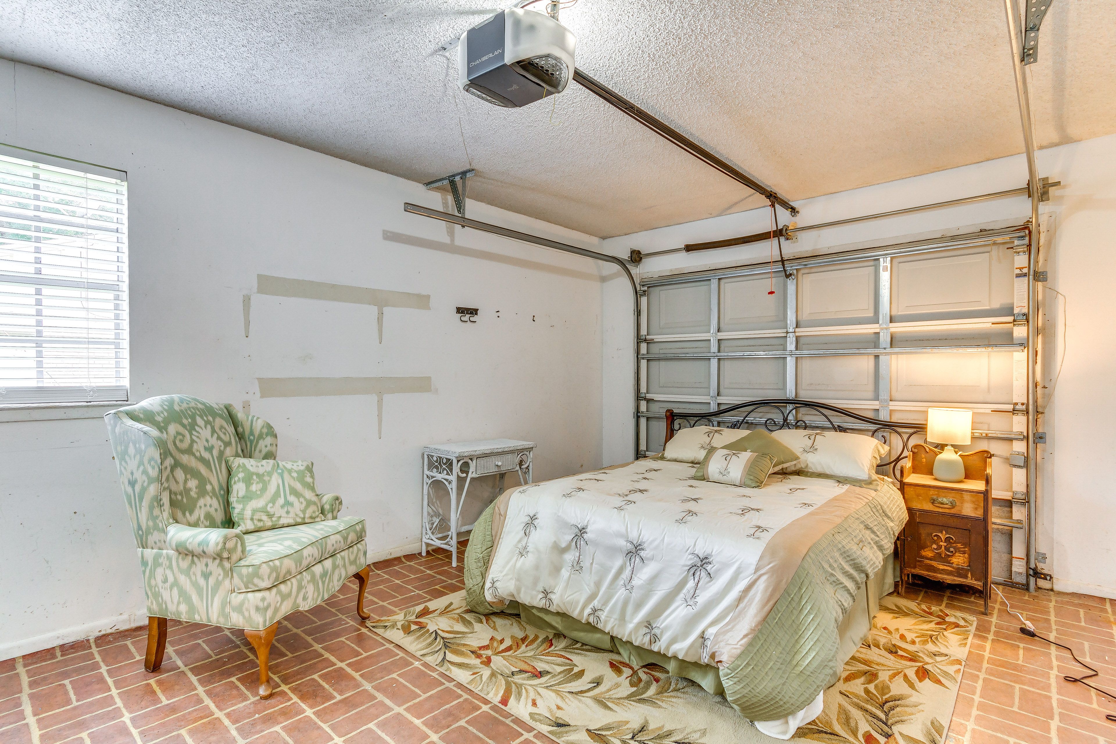 Converted Garage | Queen Bed | Washer & Dryer | No A/C