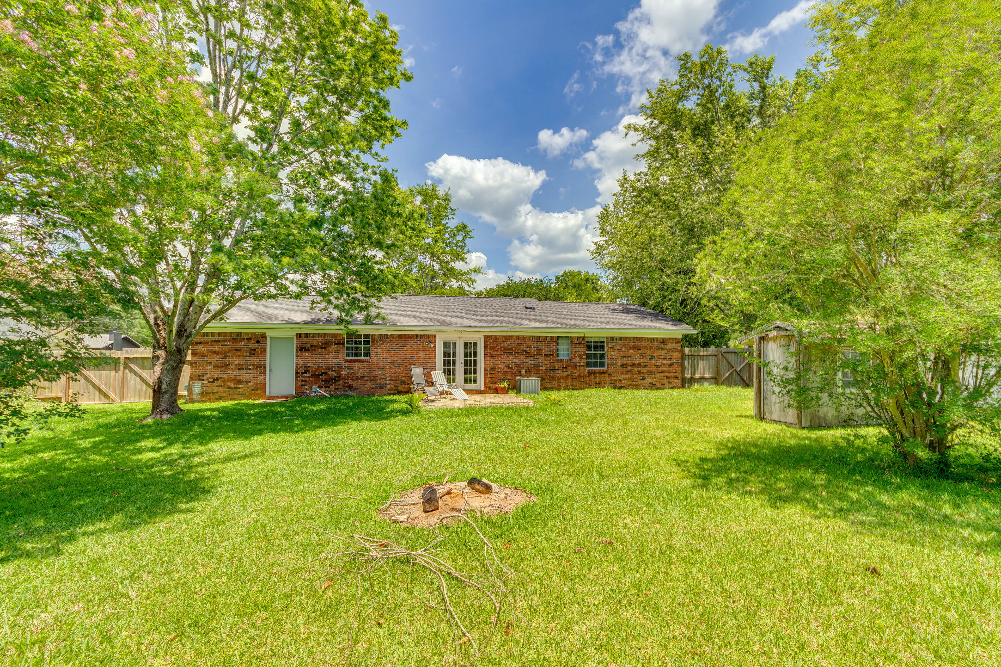 Fenced-In Yard | Fire Pit (Wood Provided)