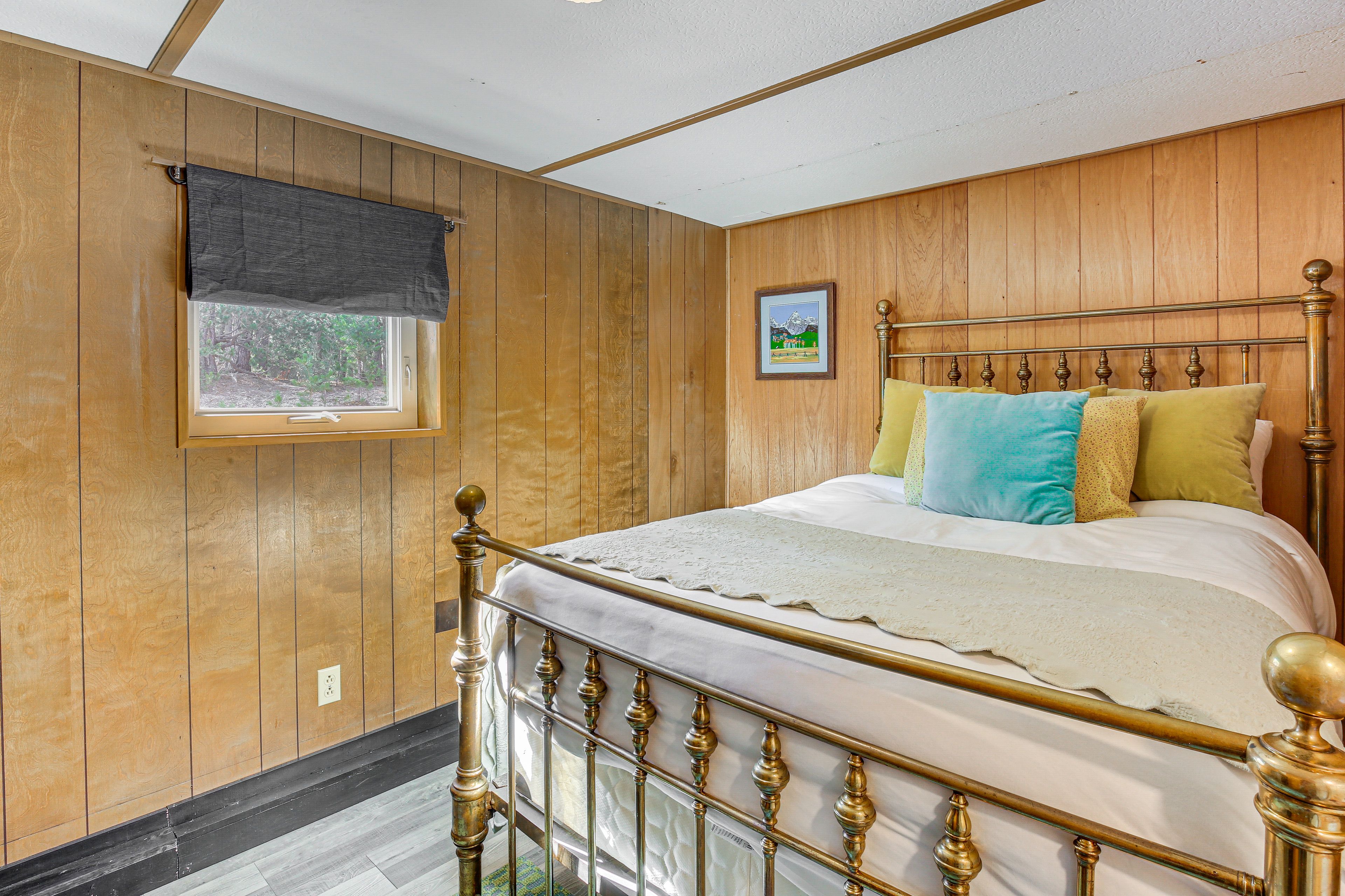 Bedroom 2 | Queen Bed