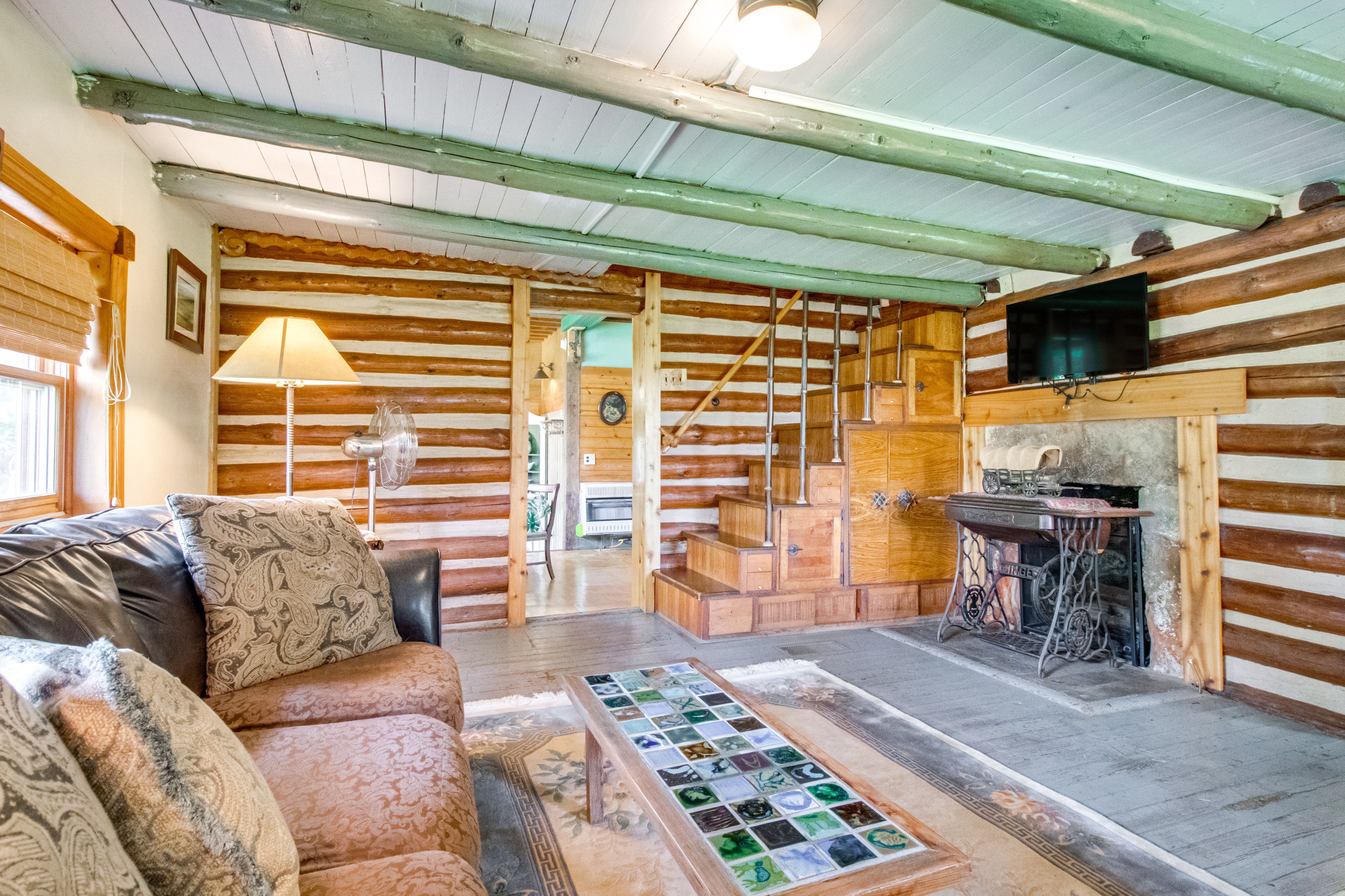 Living Room | Smart TV | Full Bed | 1st Floor