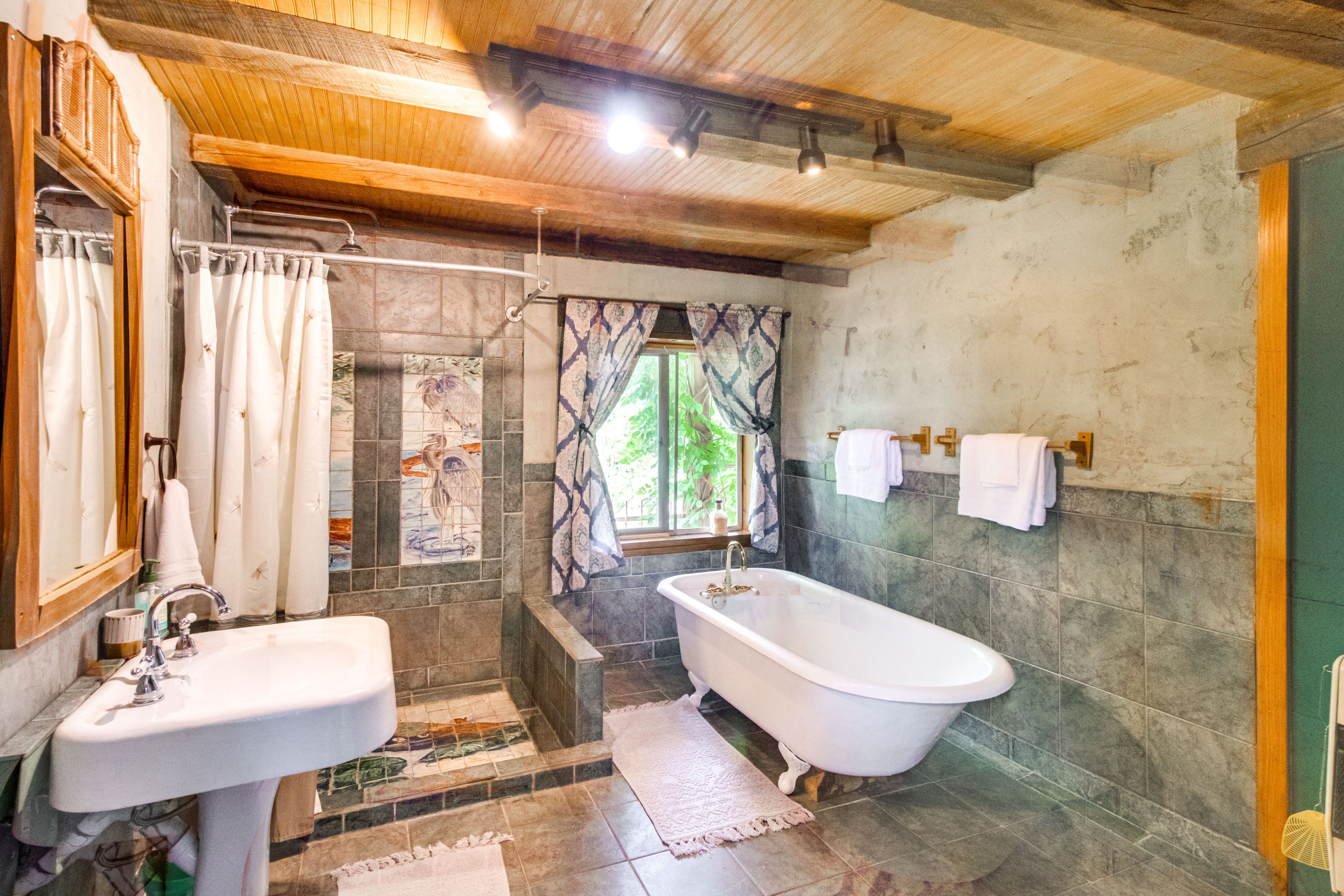 Full Bathroom | Towels Provided | 1st Floor
