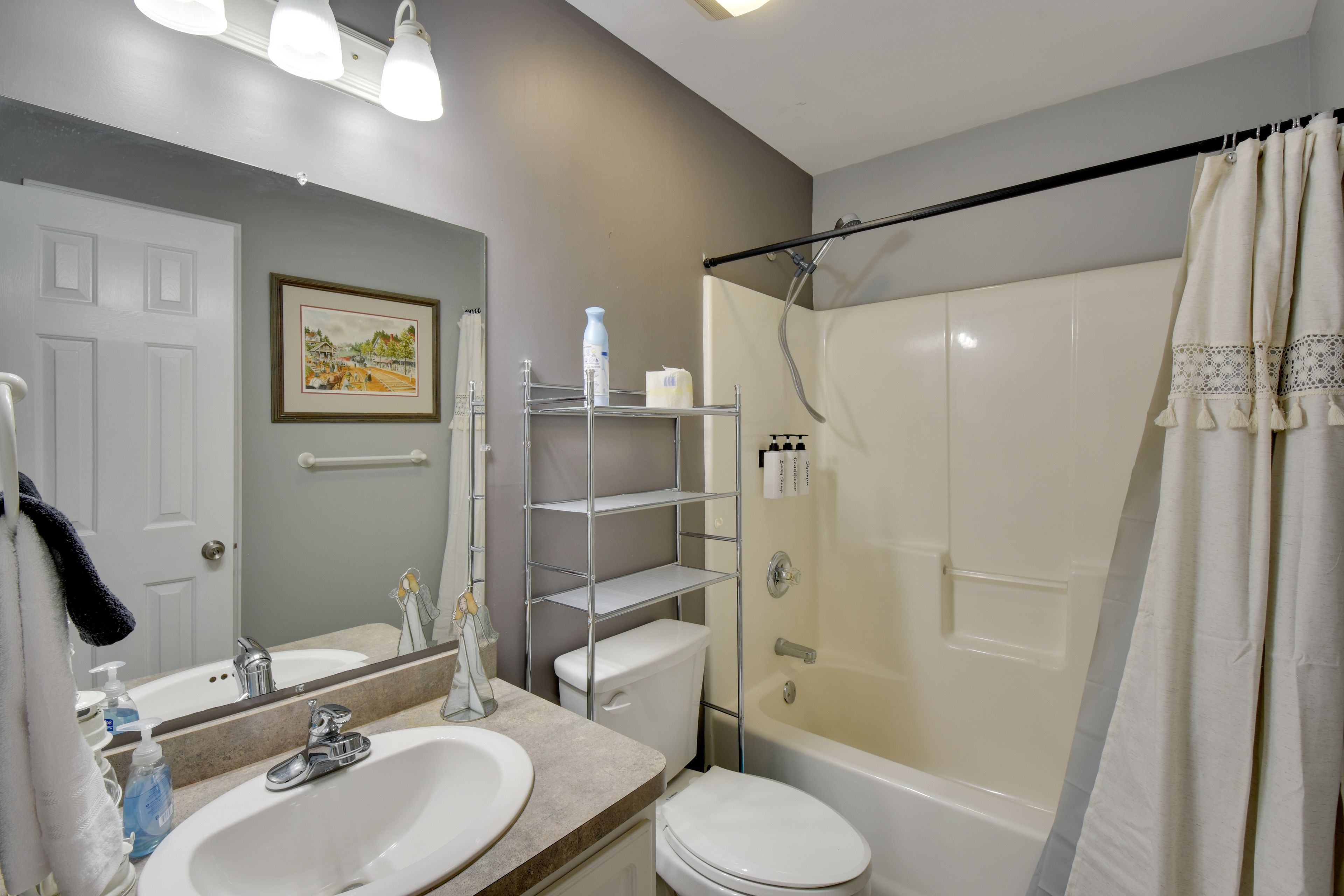 Full Bathroom | Complimentary Toiletries