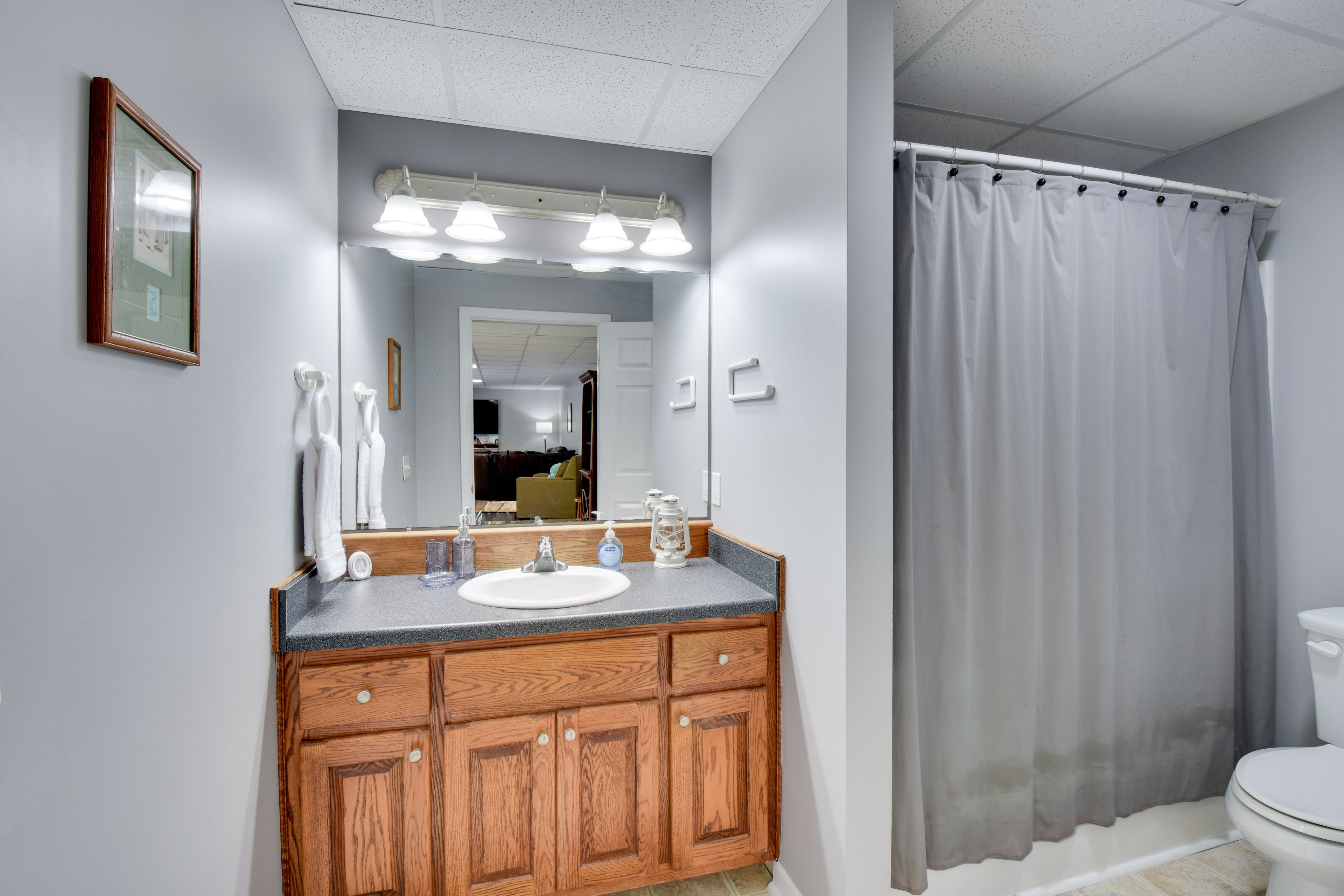 Full Bathroom | Towels Provided | Complimentary Toiletries