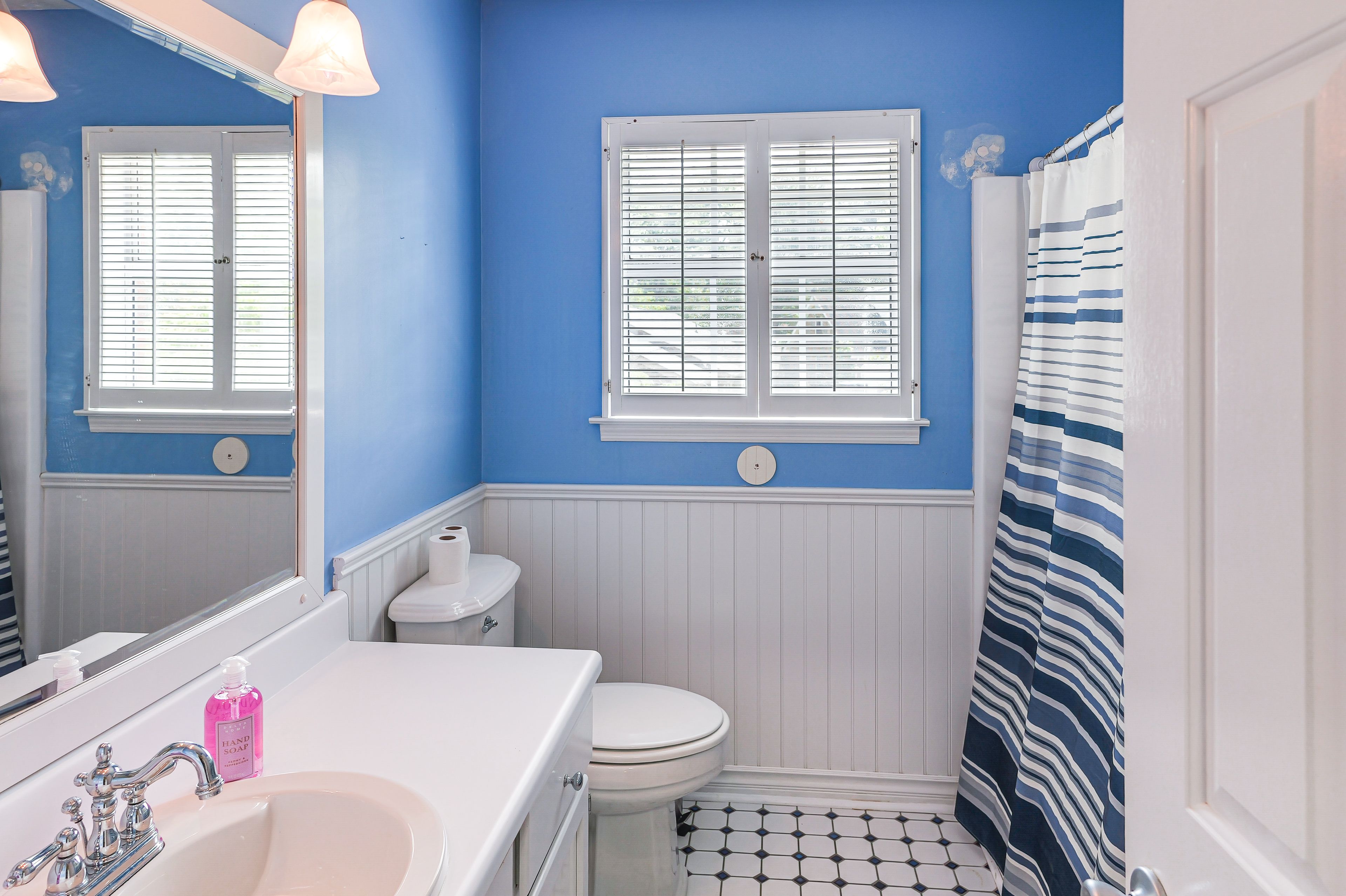Full Bathroom | Complimentary Toiletries | 2nd Floor