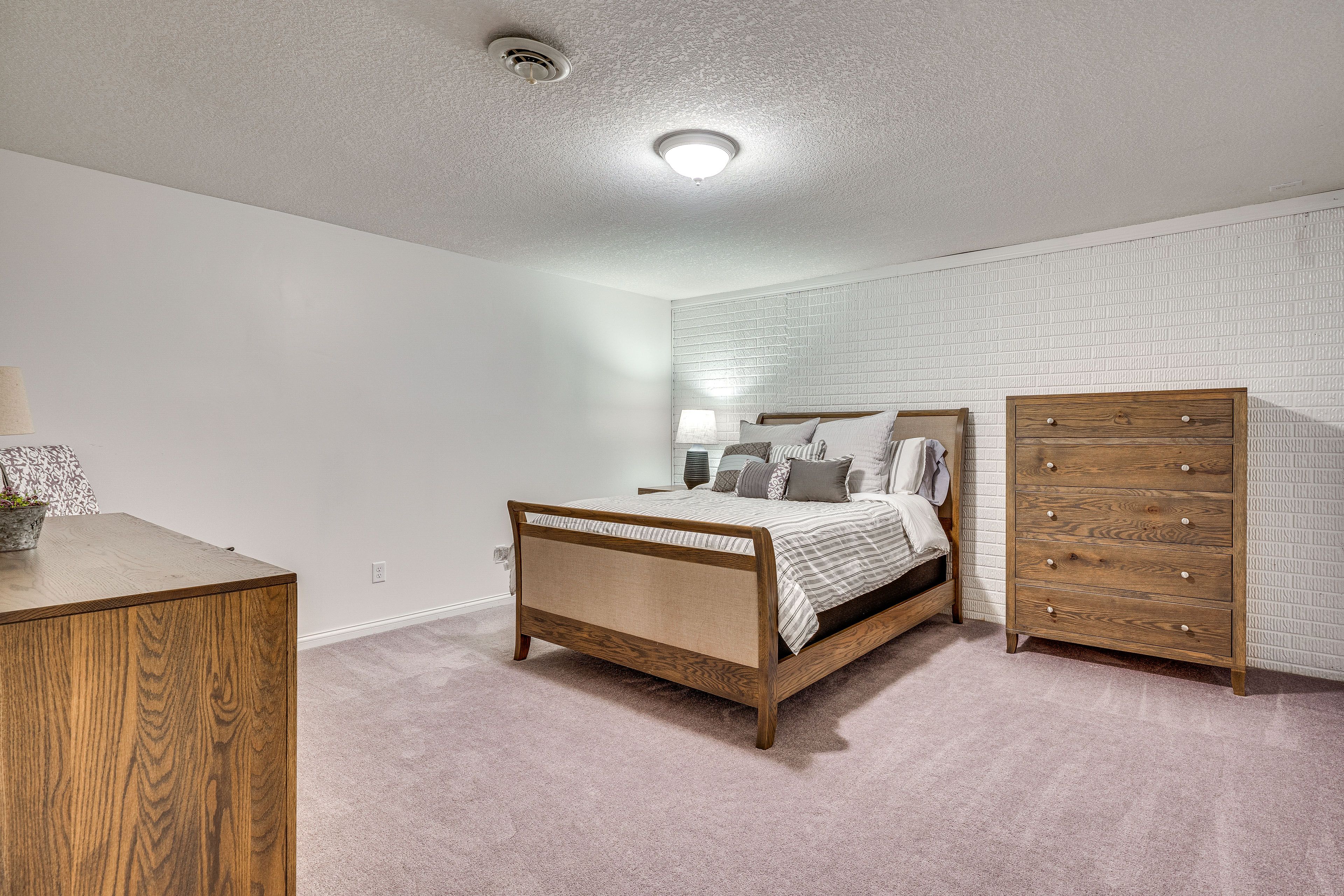 Bedroom 5 | Basement | Queen Bed