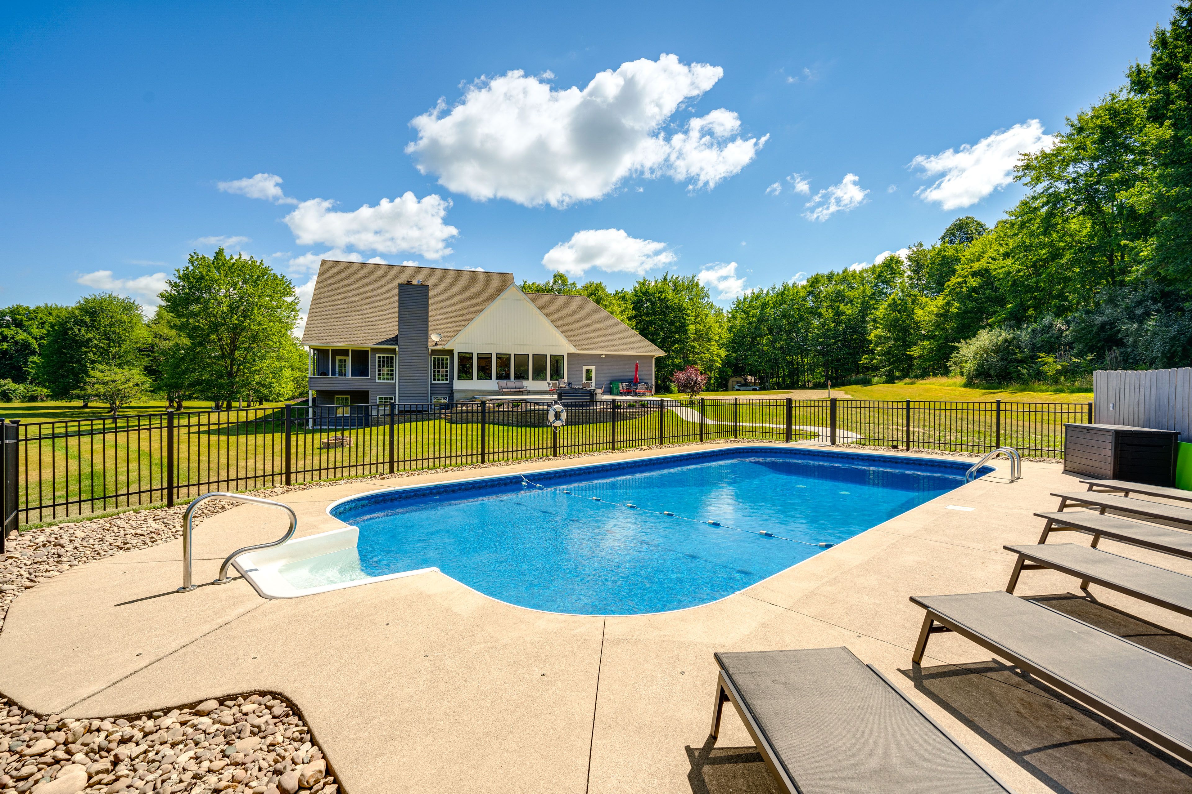Thornville Vacation Rental | 7BR | 4.5BA | 4 Steps Required | 5,000 Sq Ft