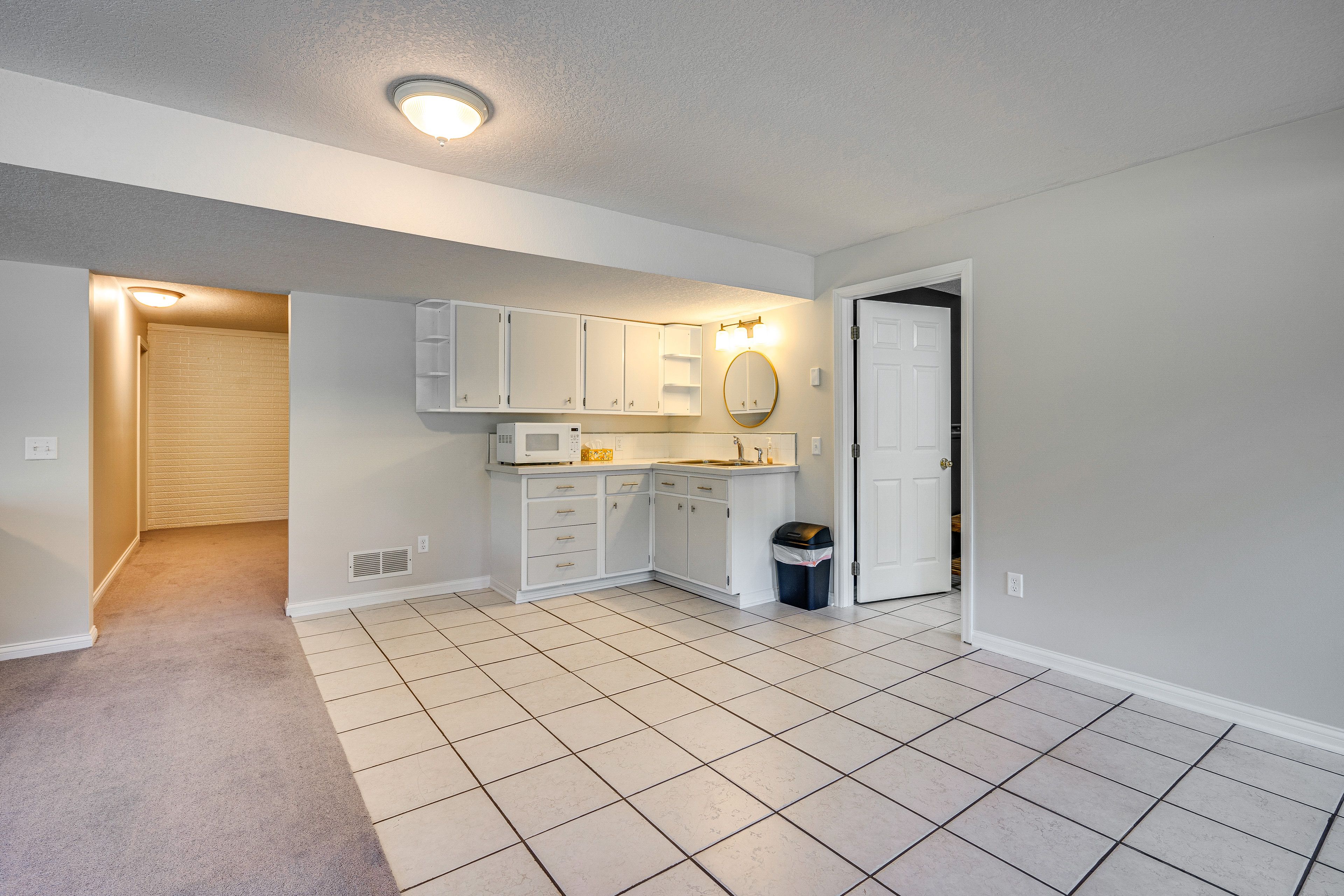 Kitchenette | Basement | Microwave | Dining Table