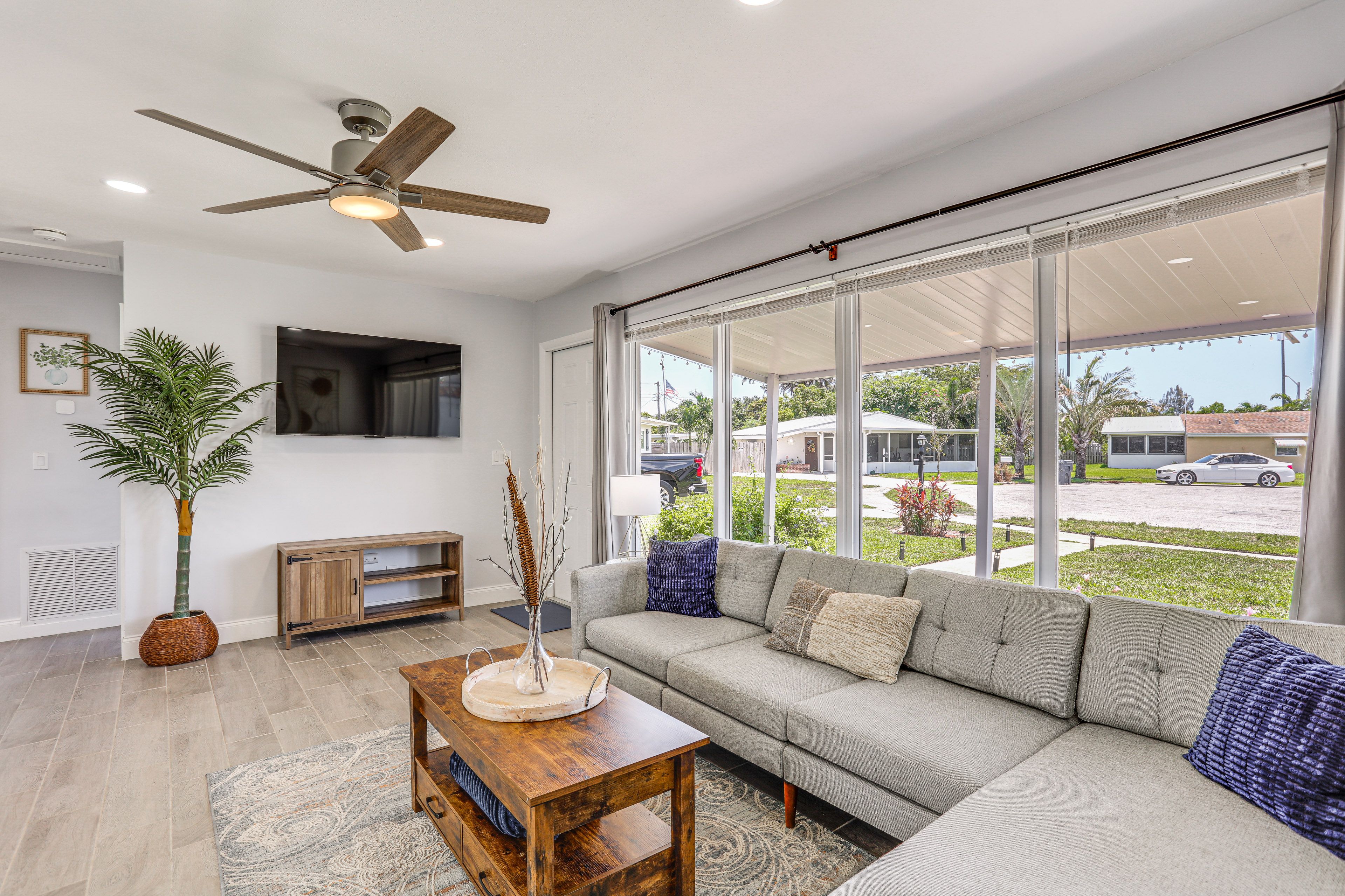 Living Room 2 | Central A/C | Smart TV