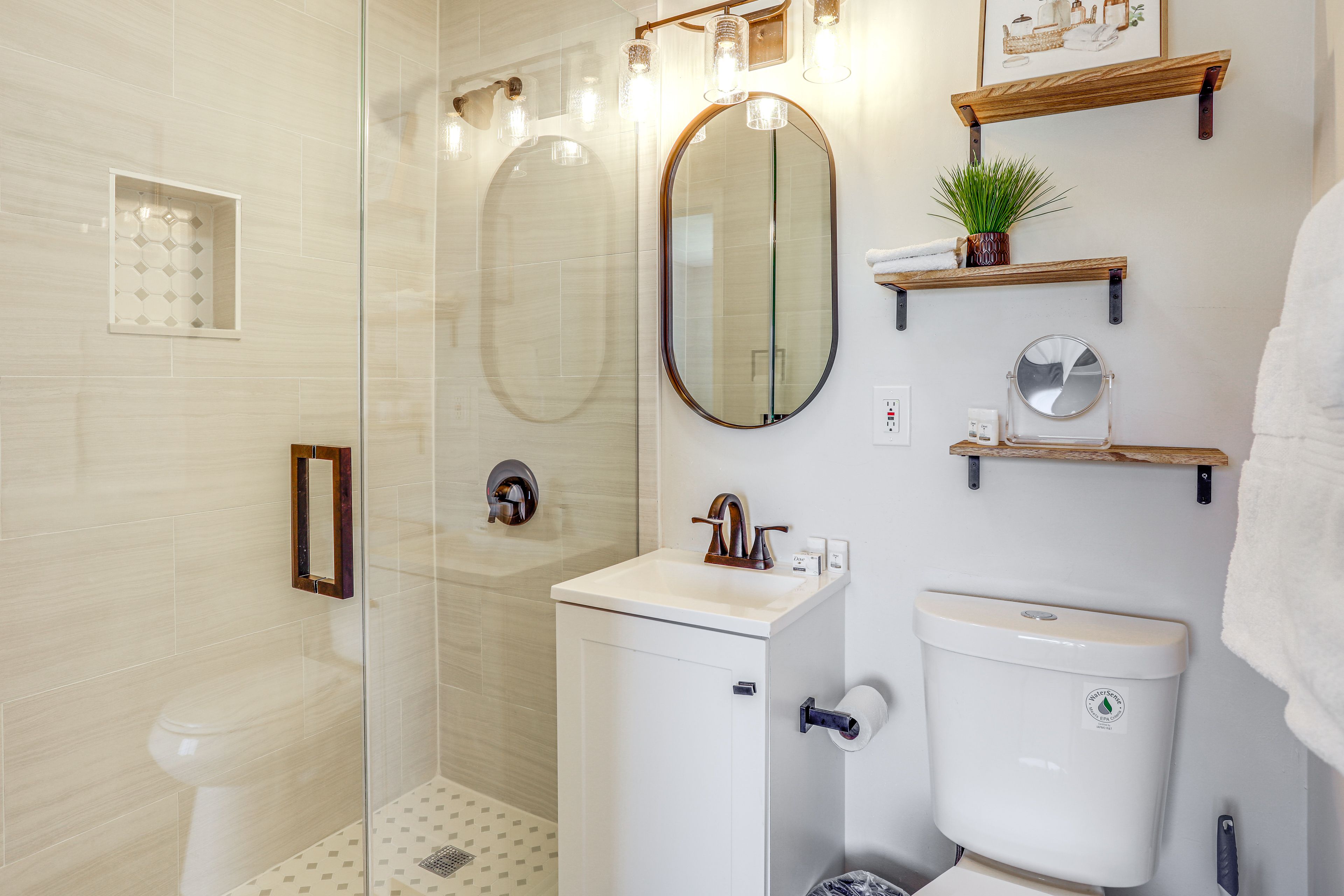 Full Bathroom | Complimentary Toiletries