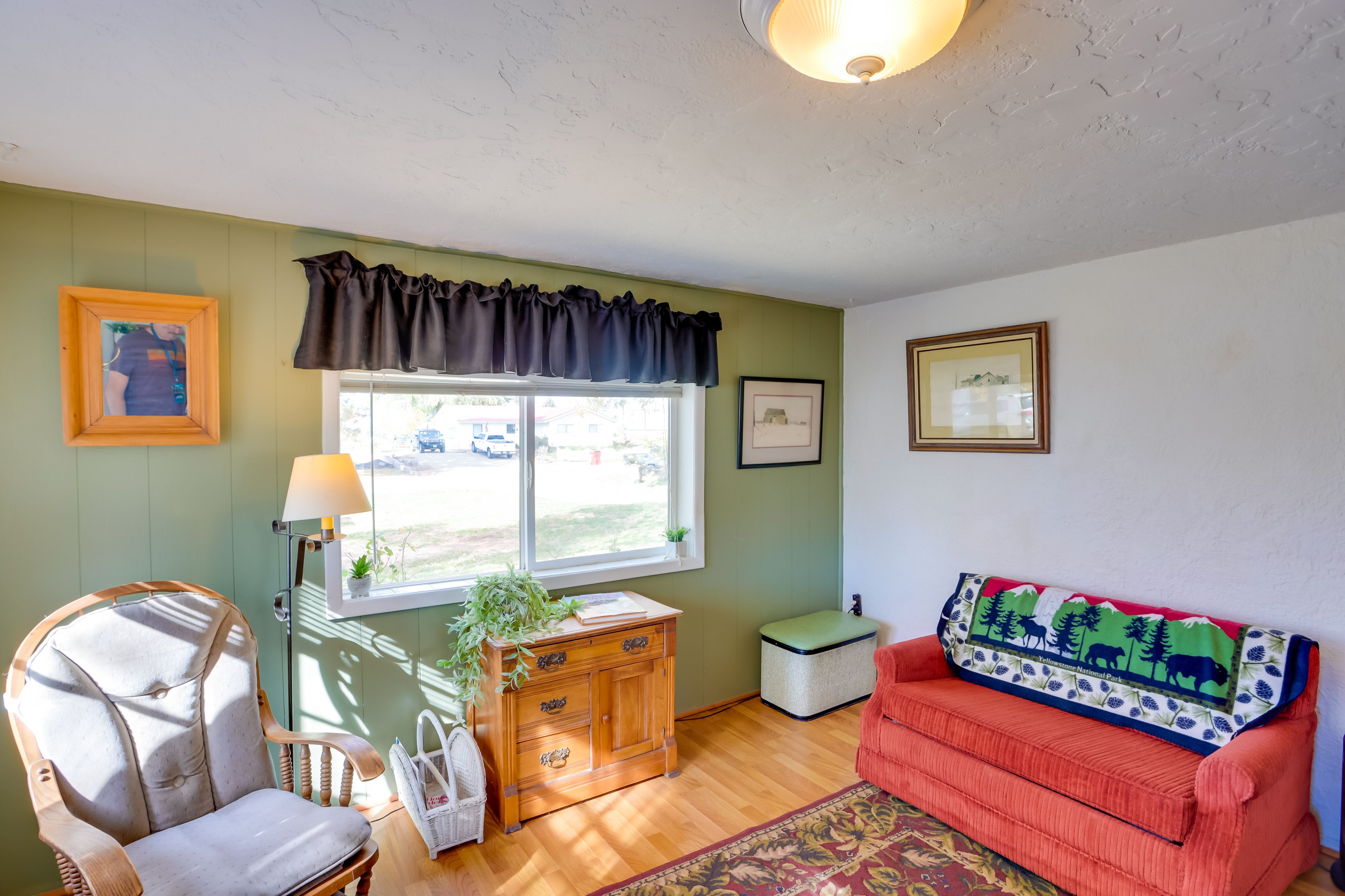 Living Room | Window A/C Unit | Central Heat (Furnace)