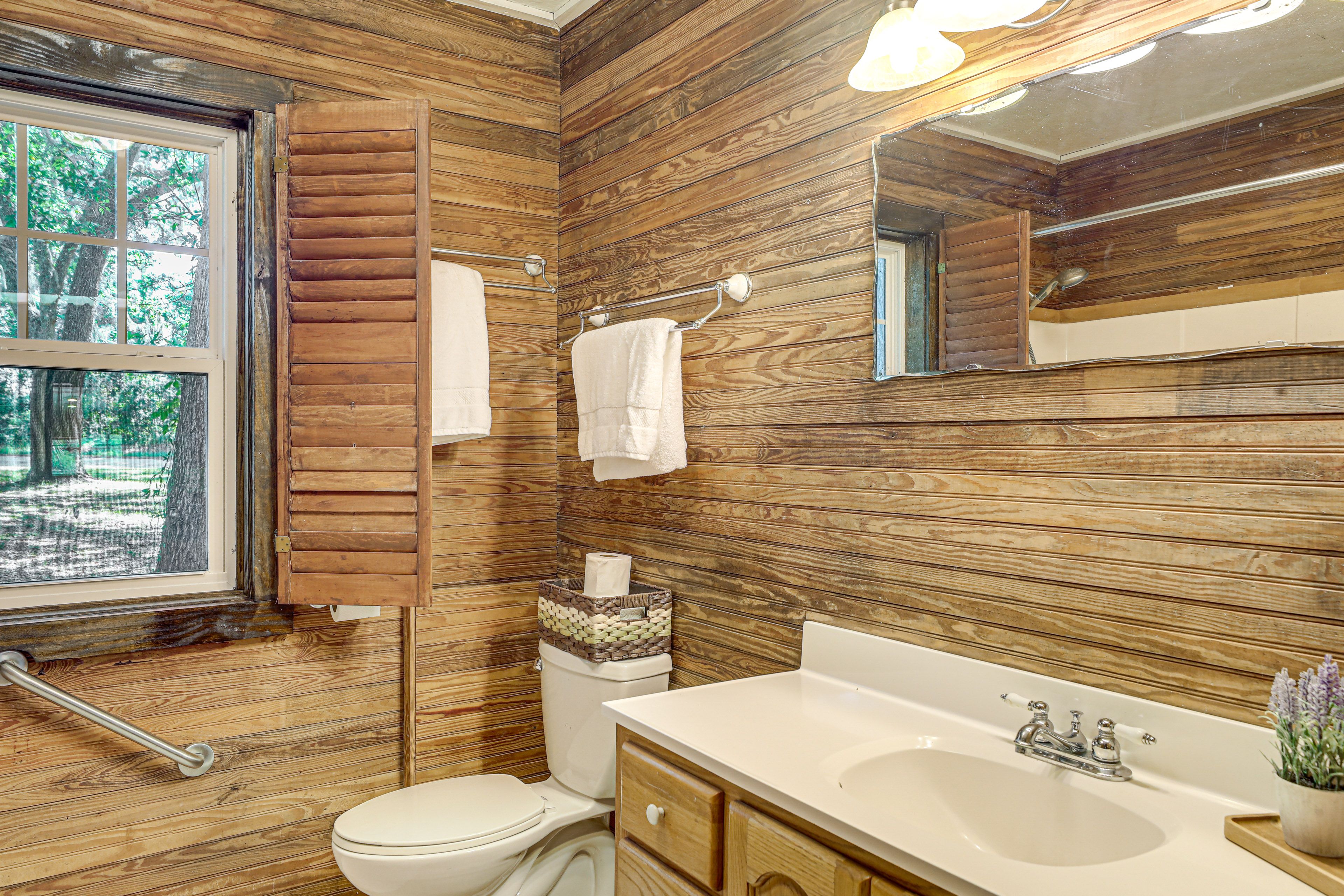 Full Bathroom | Towels Provided | Complimentary Toiletries