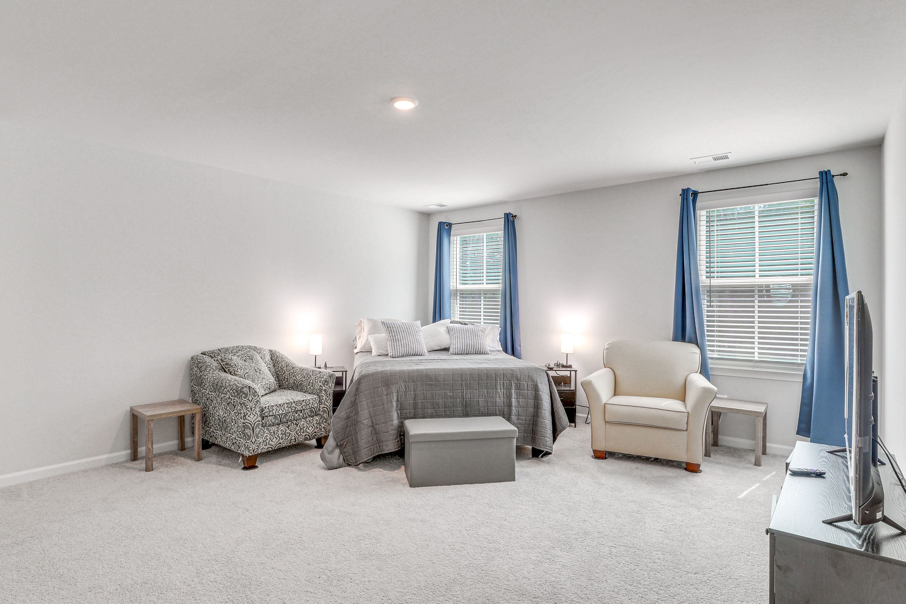 Bedroom 1 | Queen Bed | Smart TV | 2nd Floor