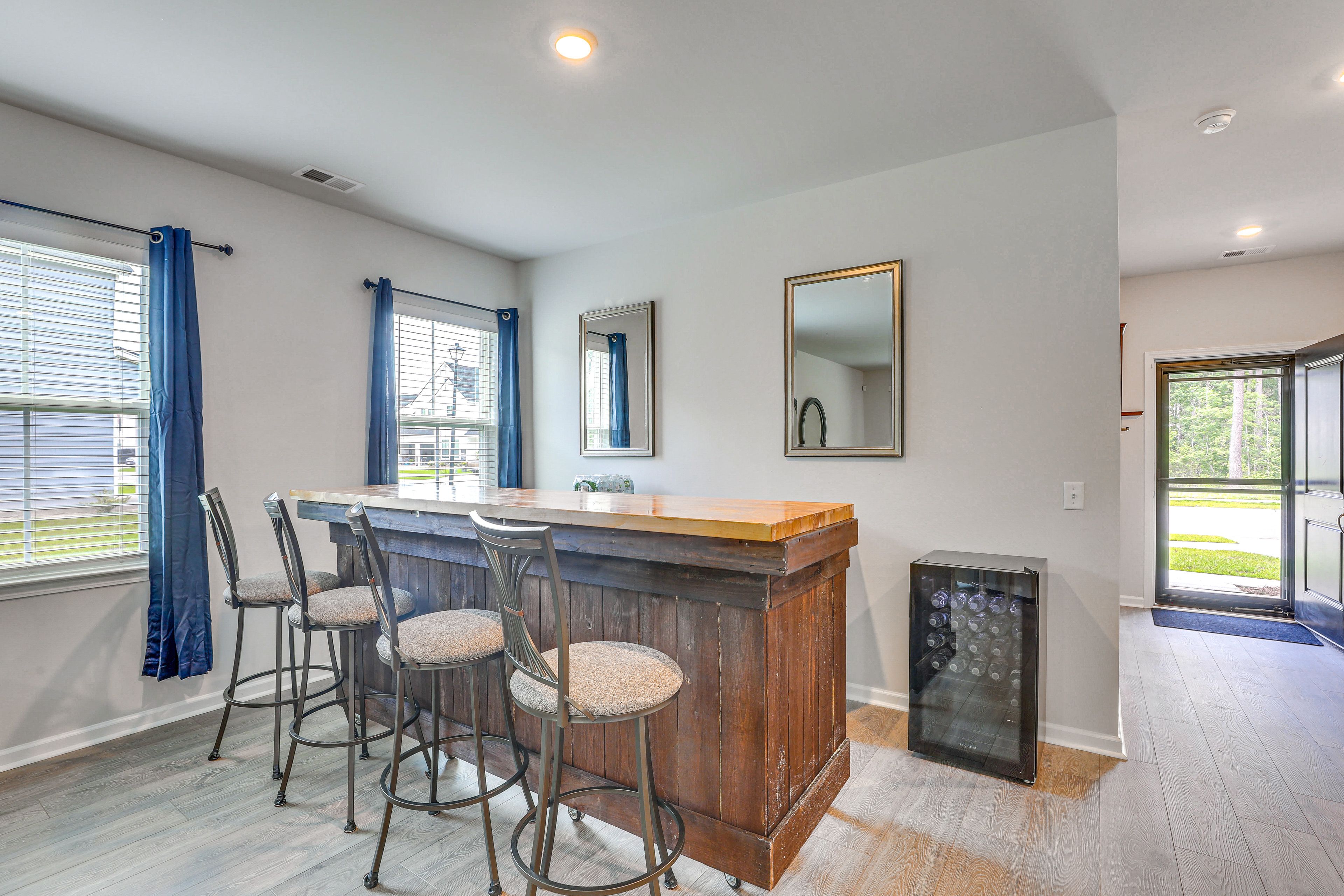 Dry Bar | Seating | Central A/C