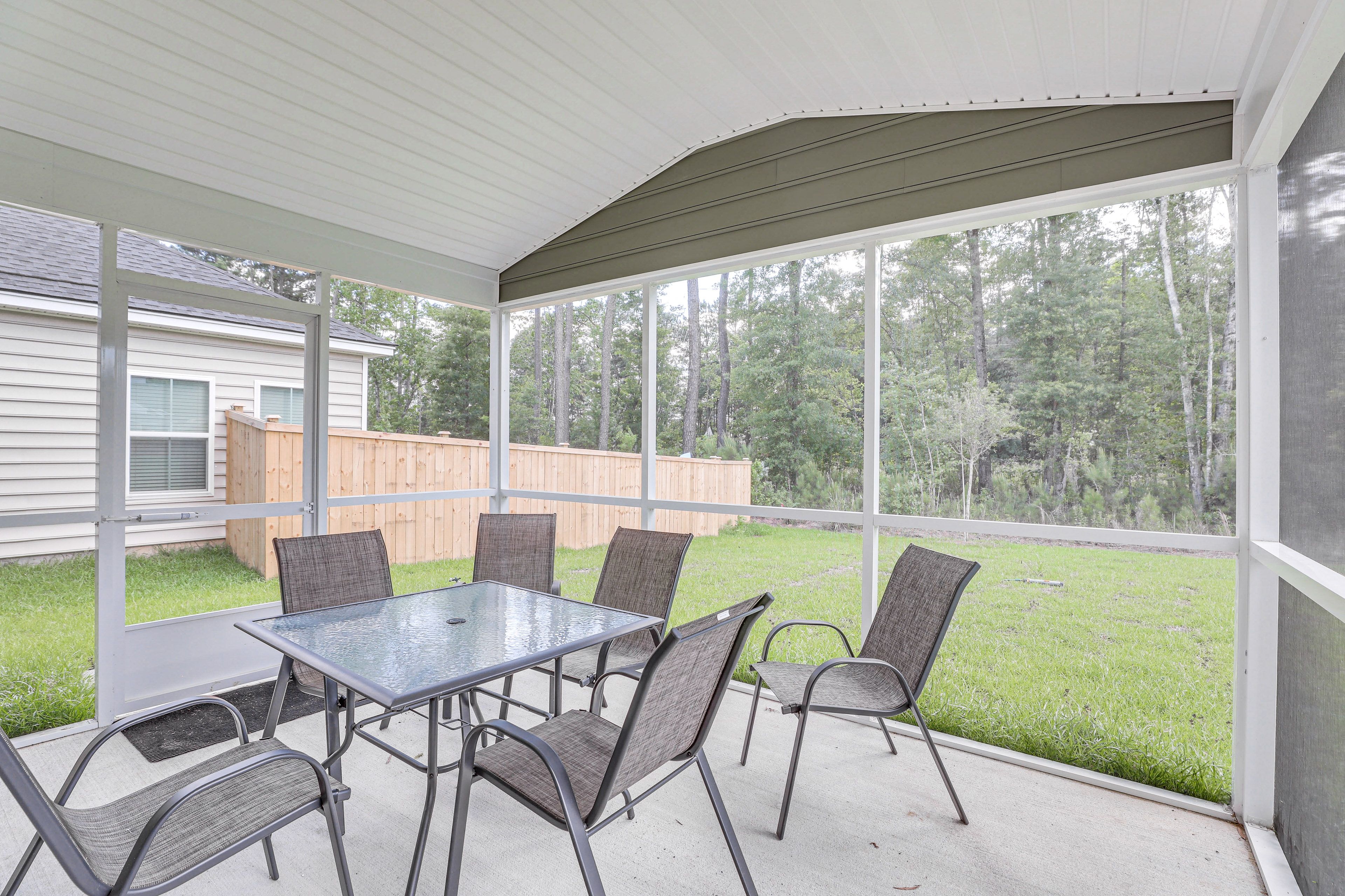 Screened Patio | Outdoor Seating