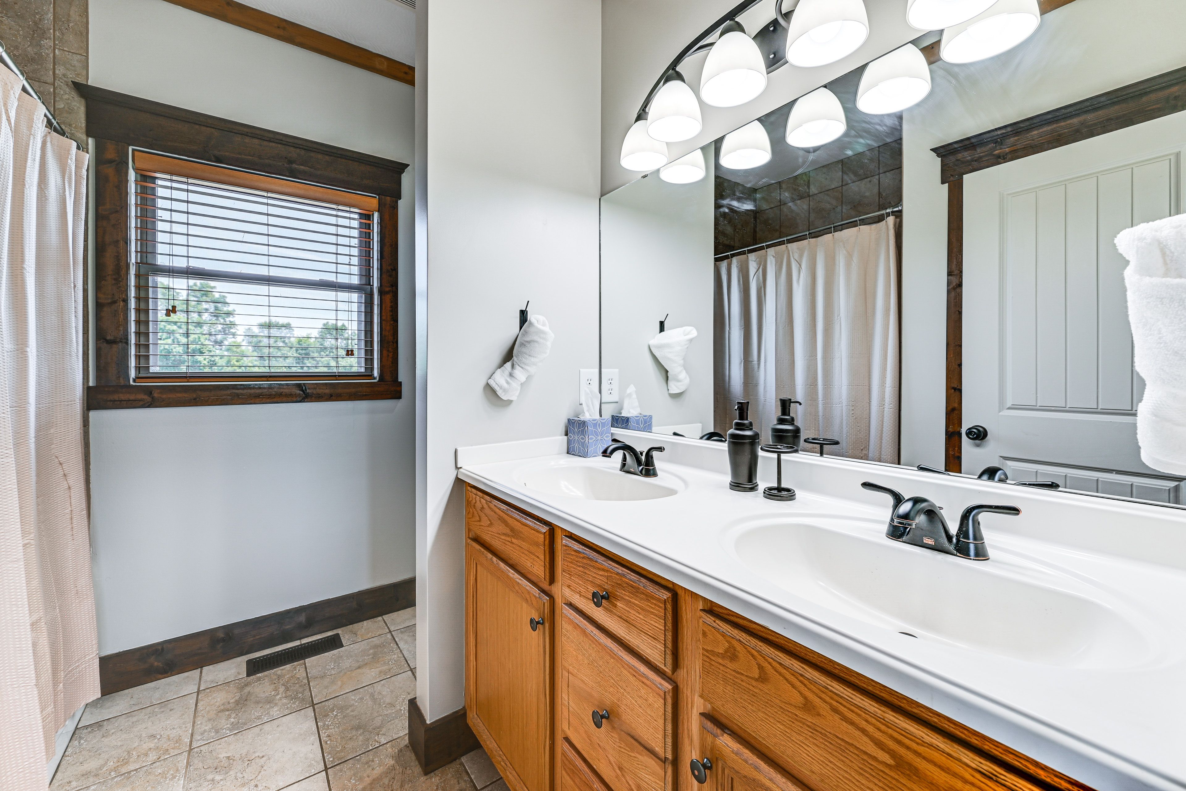 Full Bathroom | Bathtub/Shower | 2nd Floor